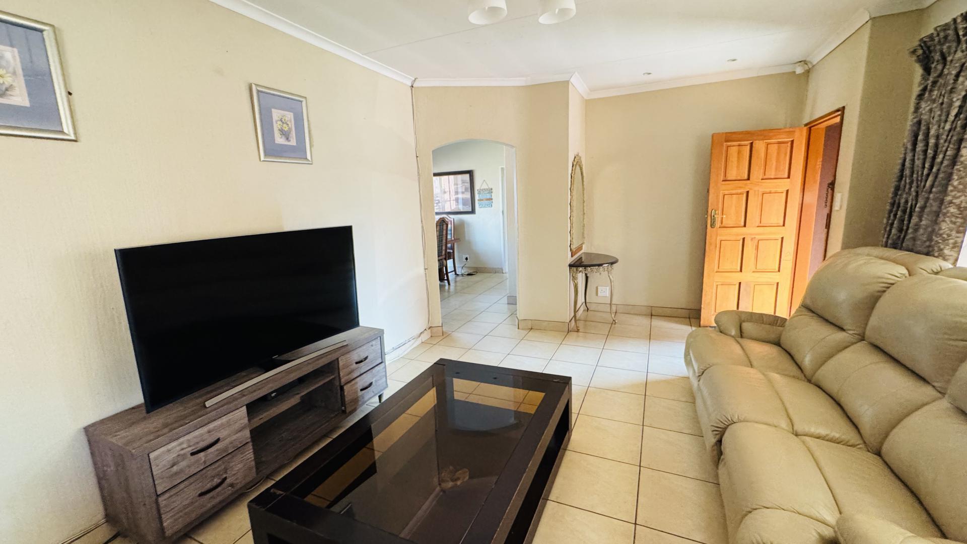 Lounges - 36 square meters of property in The Orchards