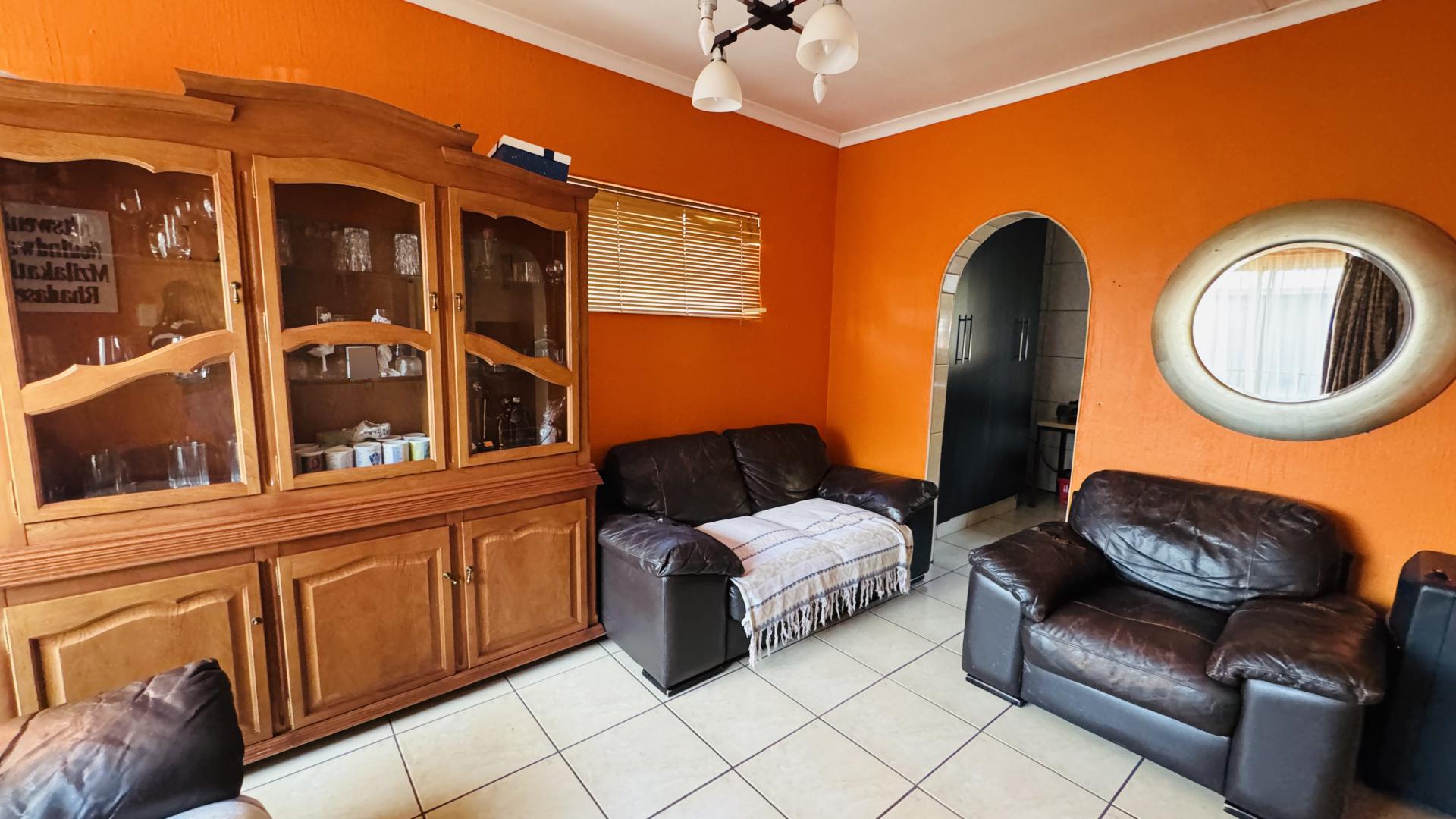 Lounges - 36 square meters of property in The Orchards
