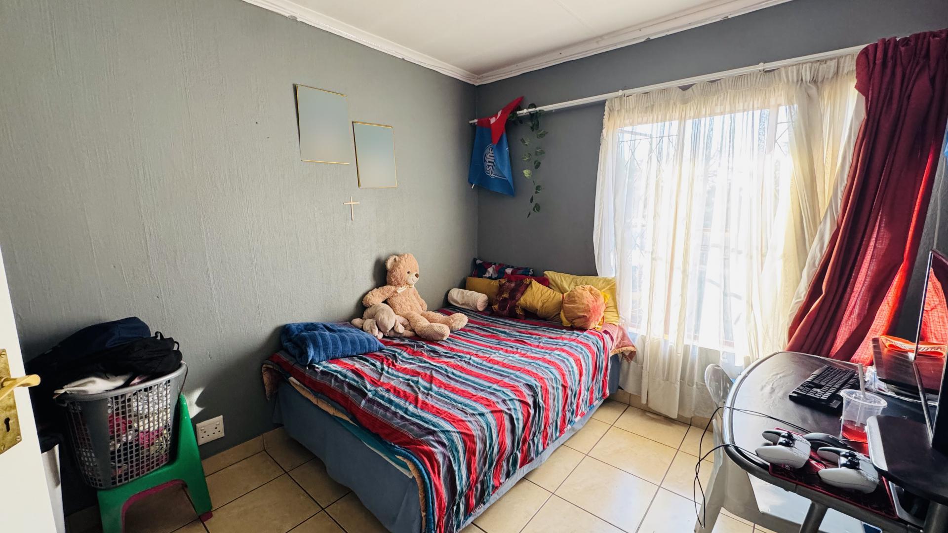 Bed Room 1 - 12 square meters of property in The Orchards