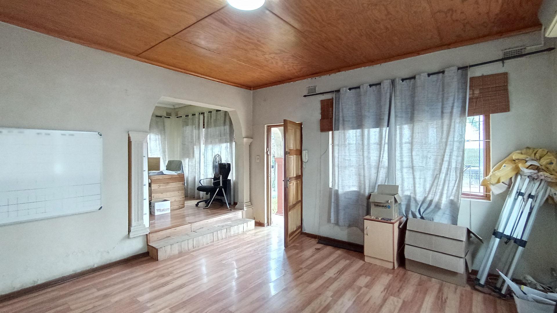 Lounges - 27 square meters of property in Duffs Road