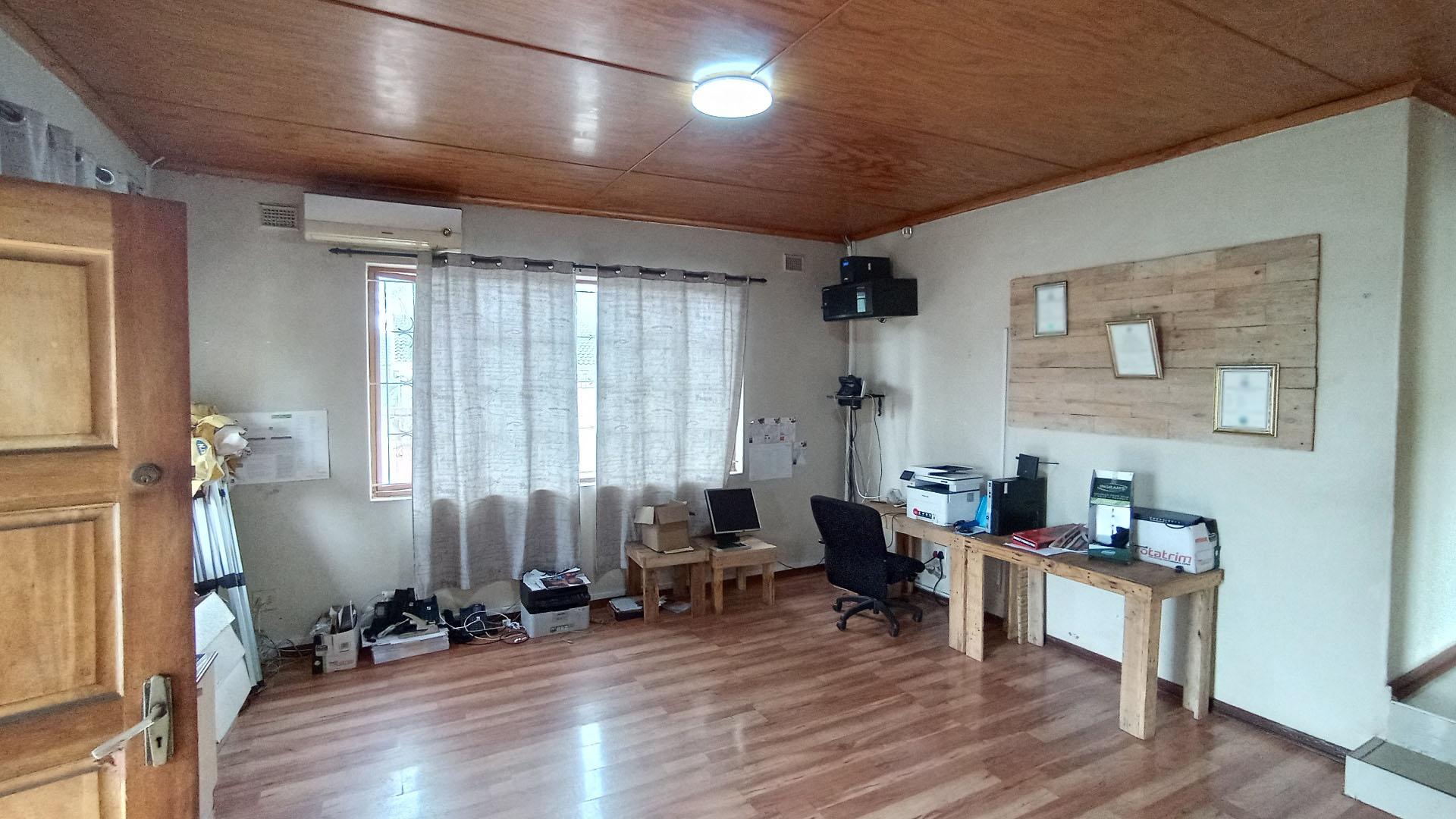 Lounges - 27 square meters of property in Duffs Road