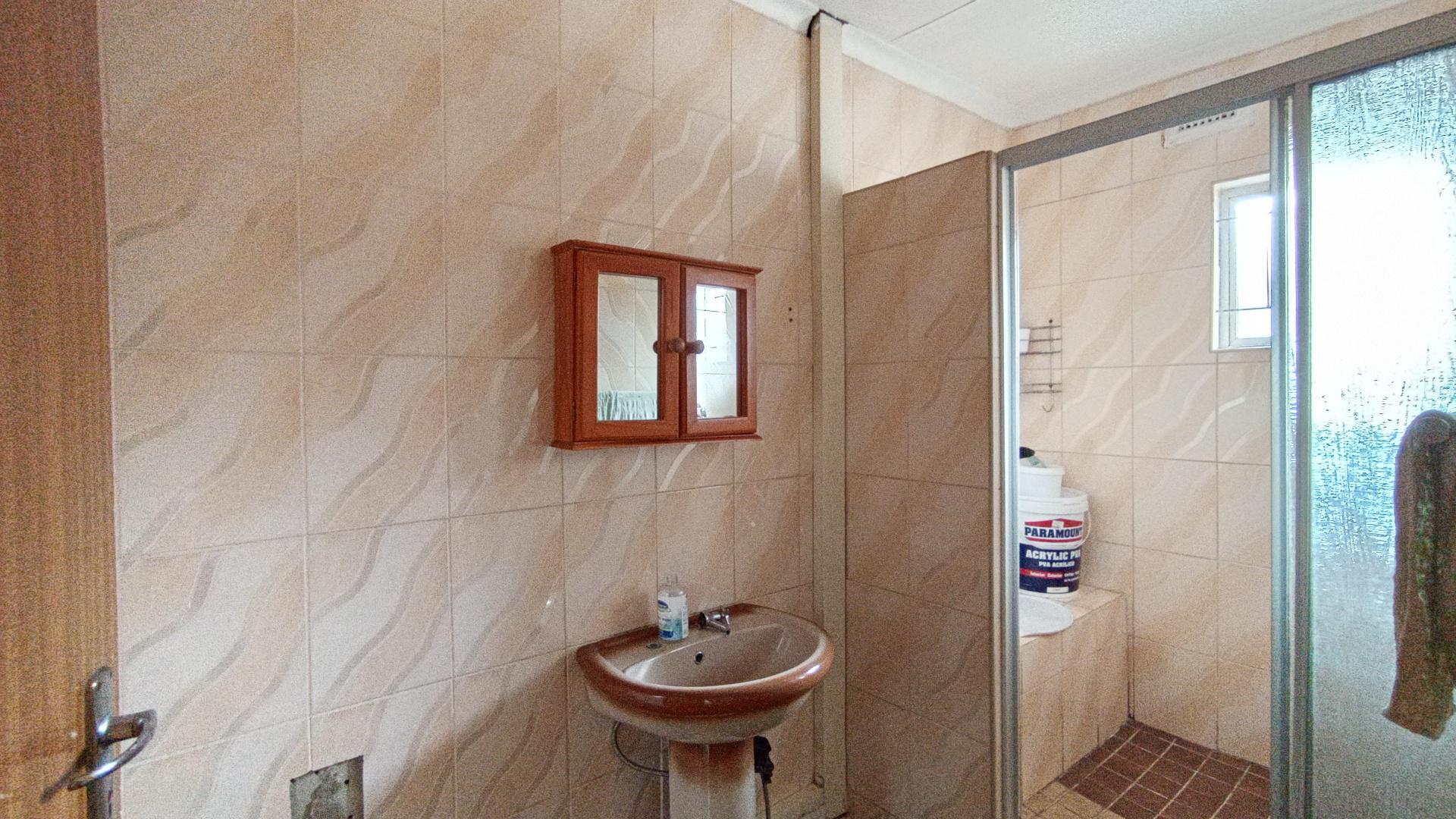 Bathroom 1 - 11 square meters of property in Duffs Road