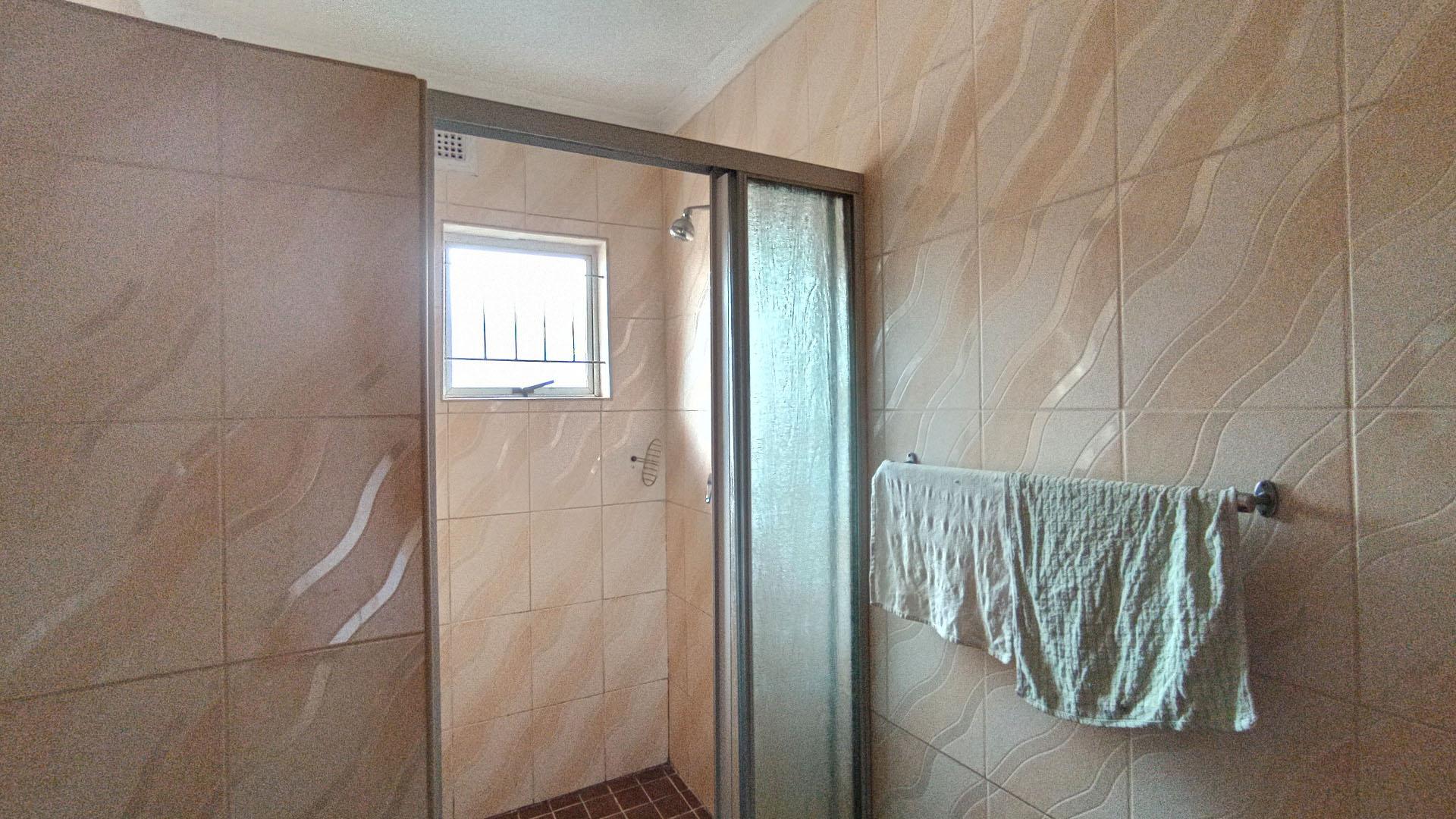 Bathroom 1 - 11 square meters of property in Duffs Road
