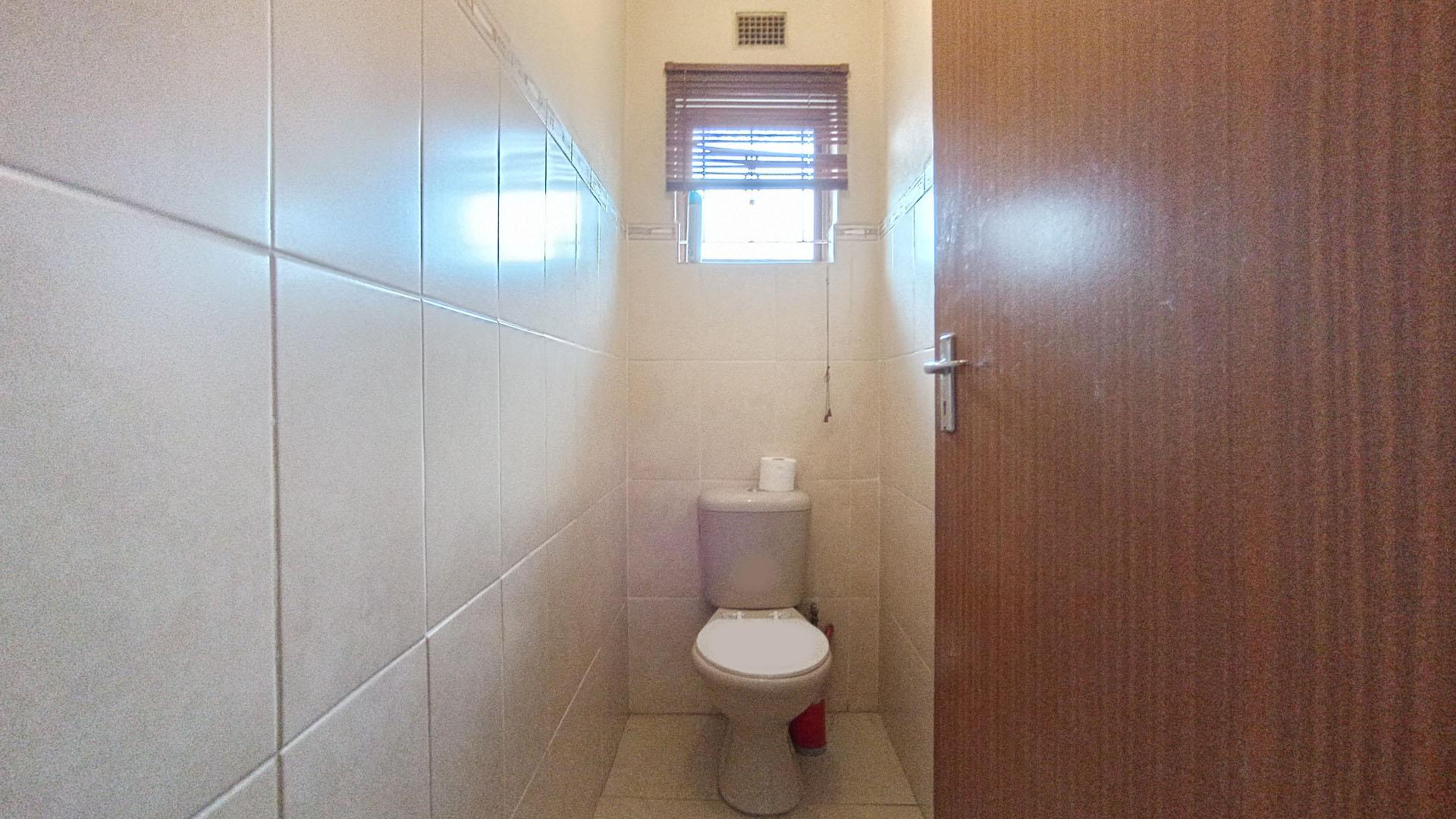 Bathroom 1 - 11 square meters of property in Duffs Road