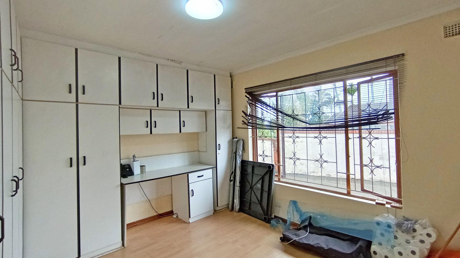 Bed Room 1 - 16 square meters of property in Duffs Road