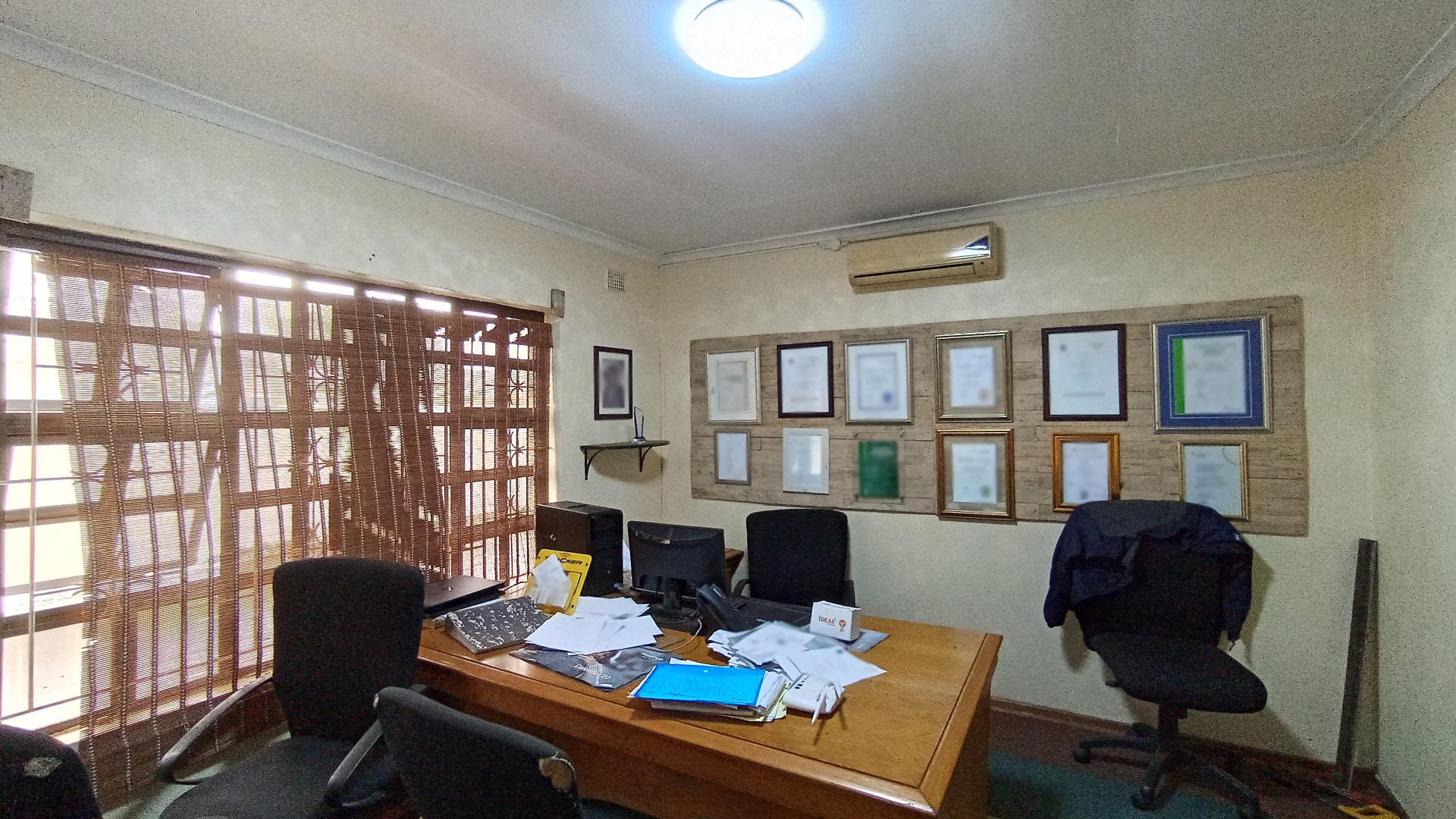 Main Bedroom - 18 square meters of property in Duffs Road