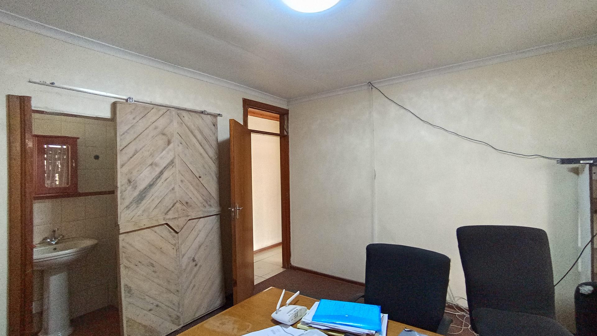 Main Bedroom - 18 square meters of property in Duffs Road