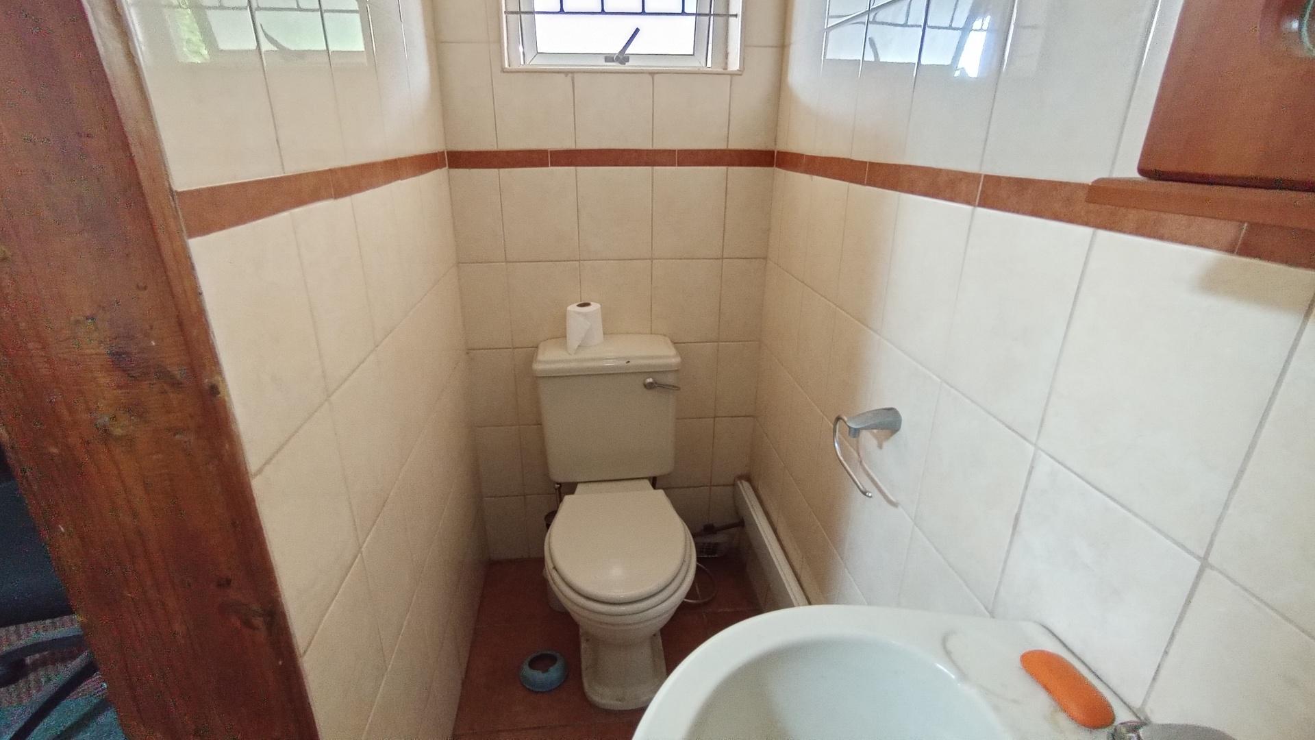 Main Bathroom - 4 square meters of property in Duffs Road