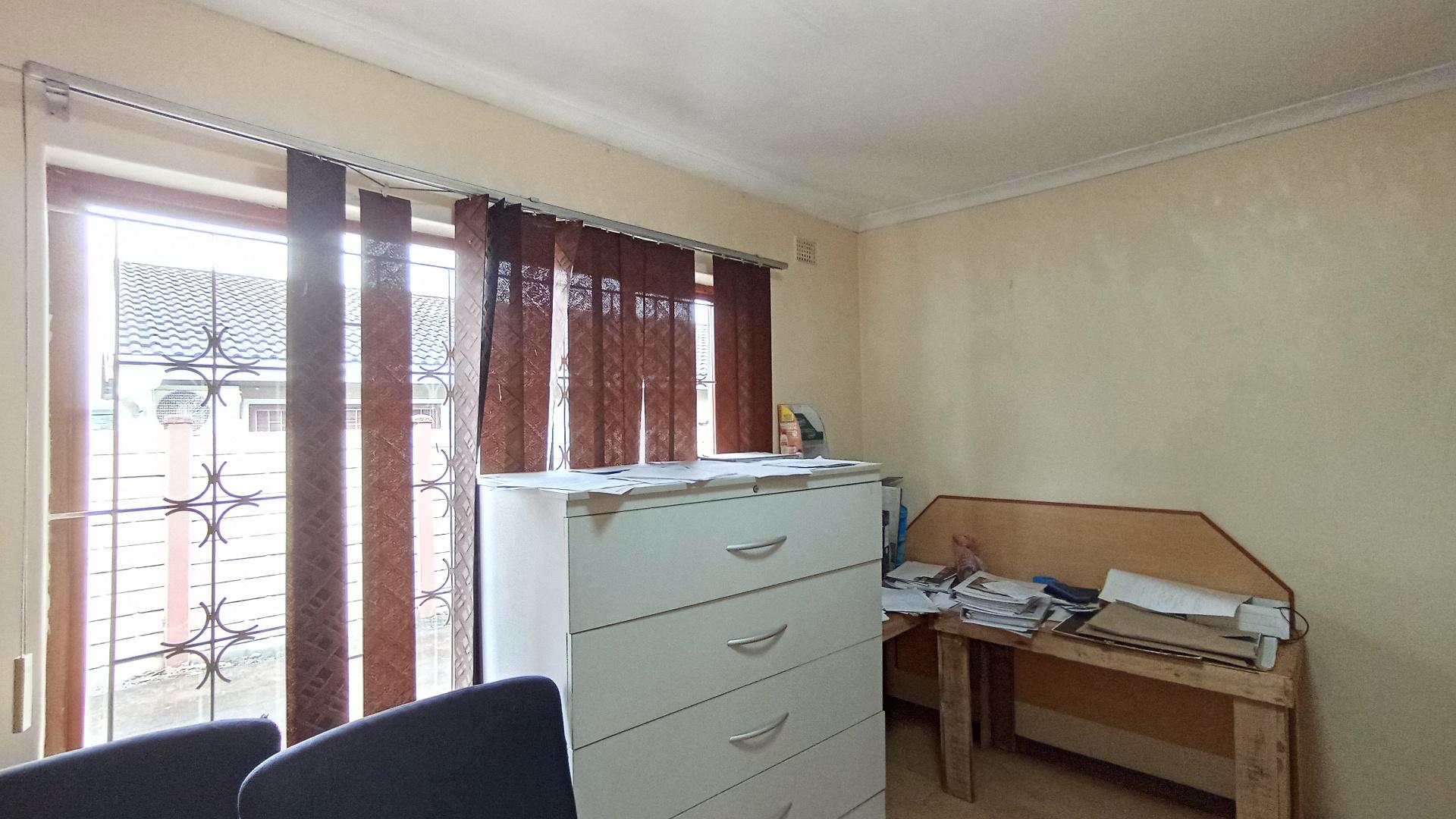 Bed Room 2 - 16 square meters of property in Duffs Road