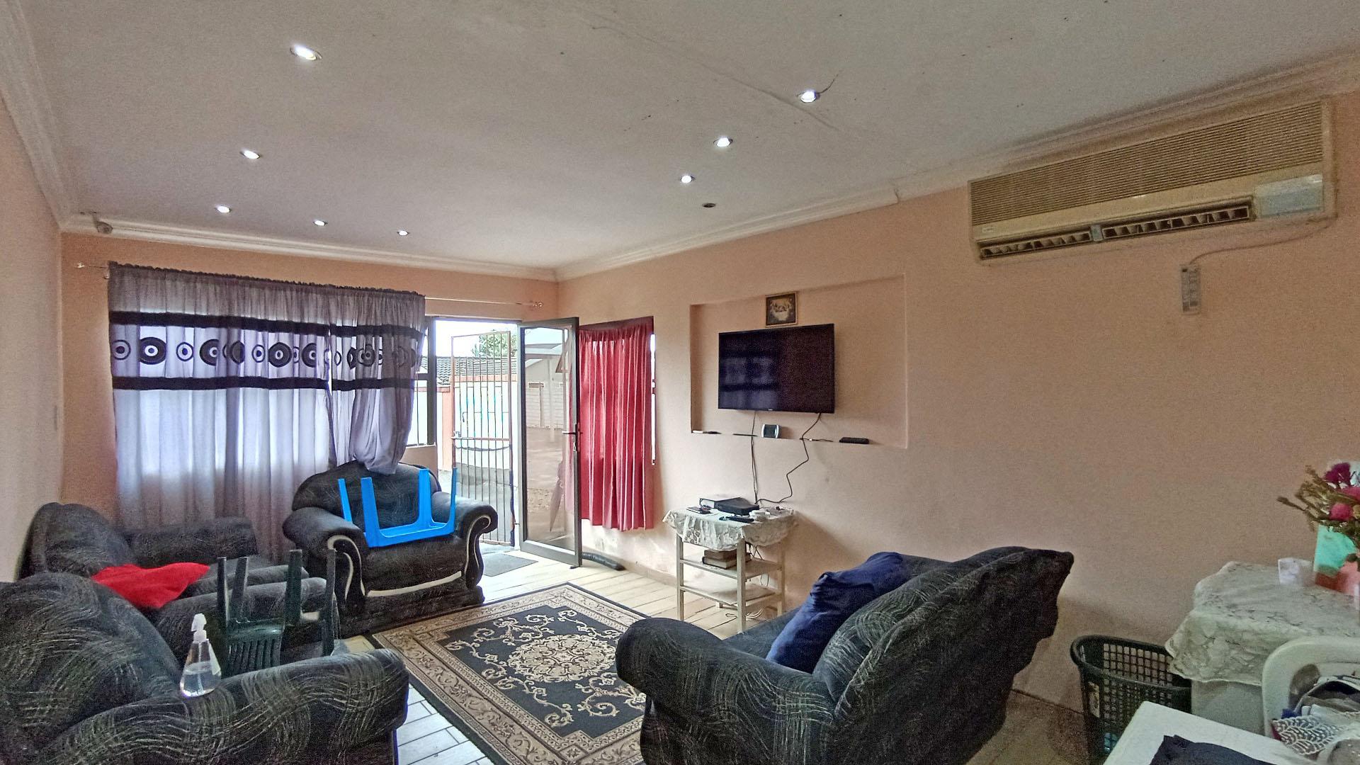 Flatlet - 64 square meters of property in Duffs Road