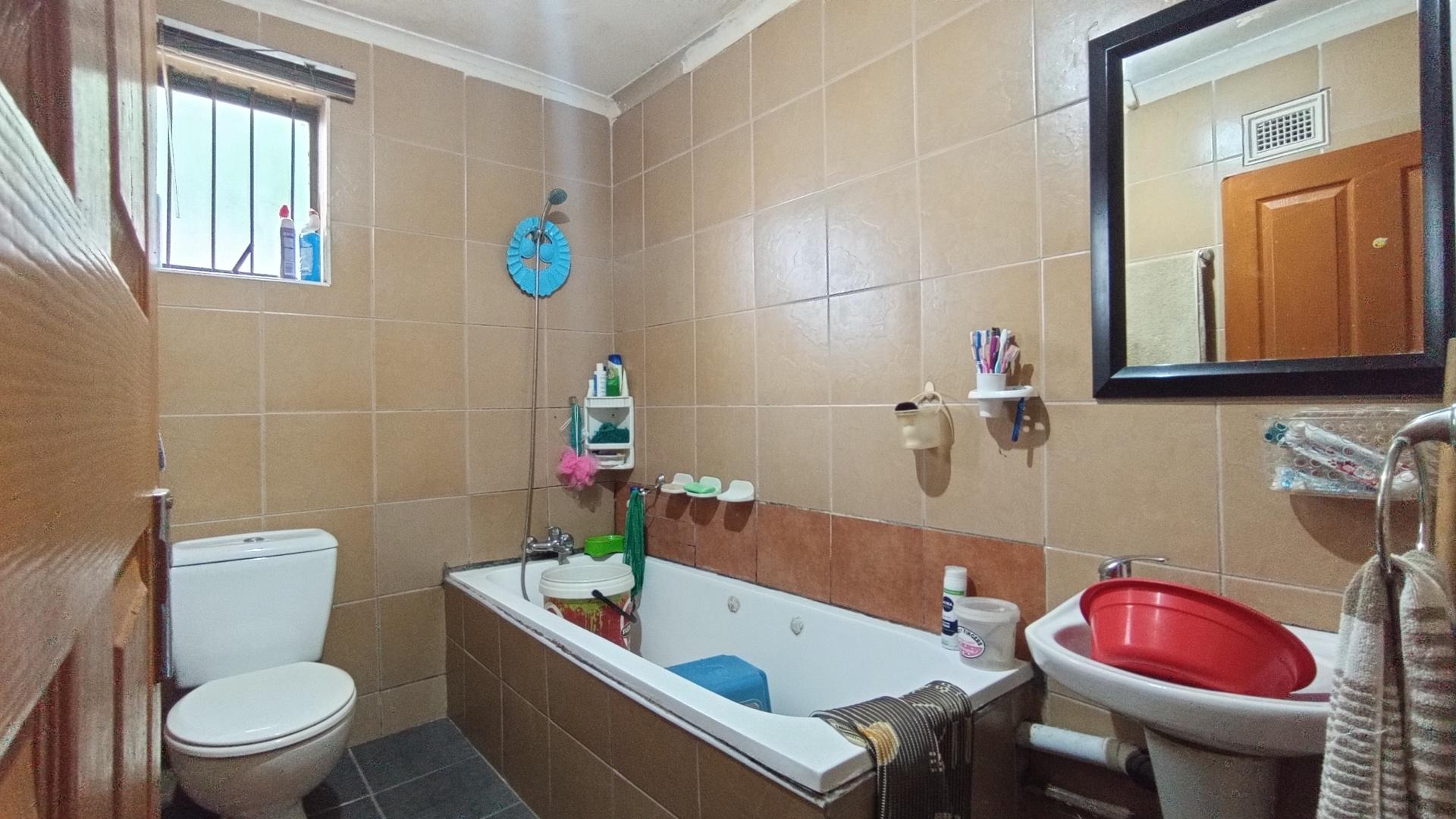 Bathroom 1 - 11 square meters of property in Duffs Road