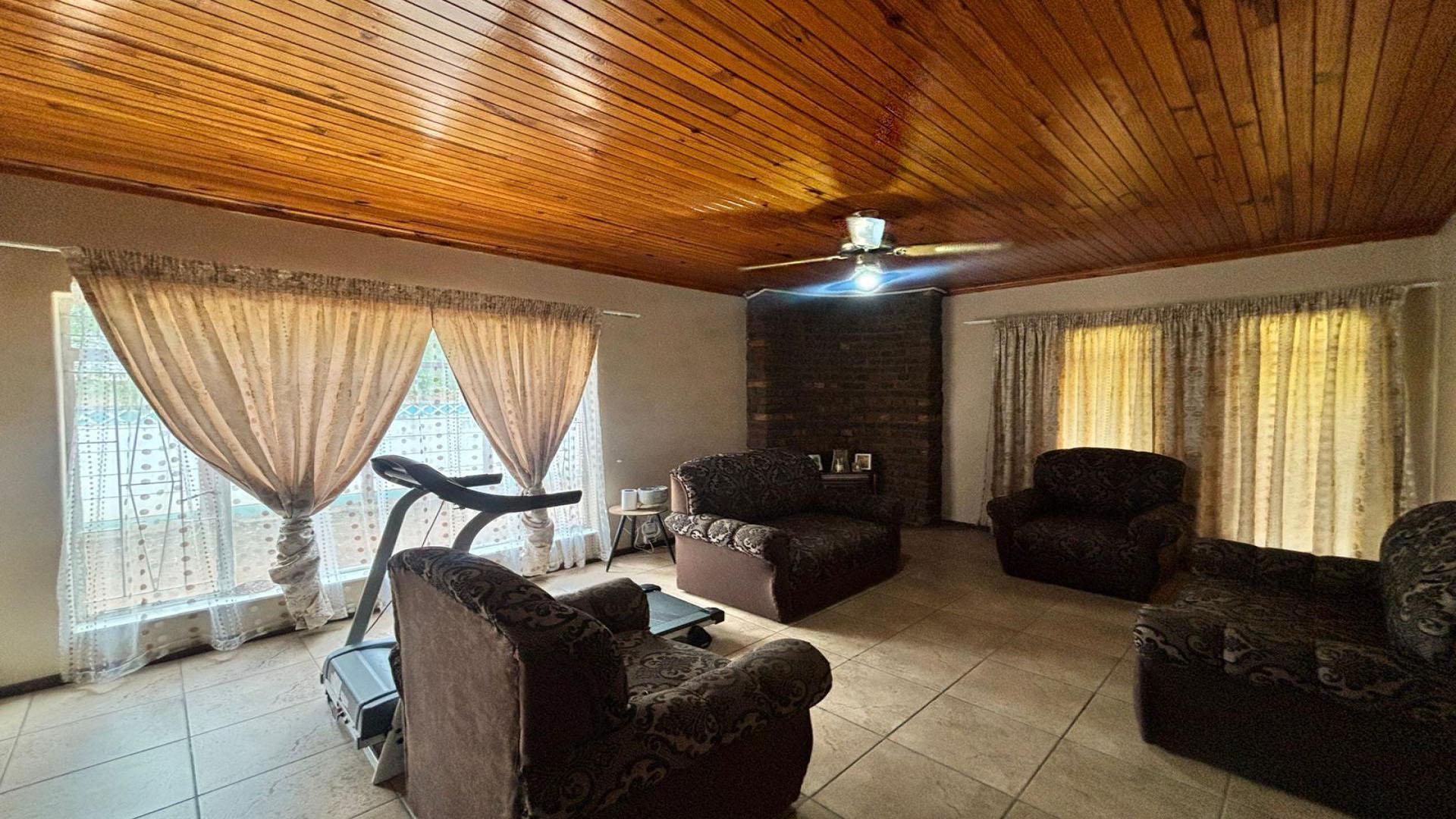 Lounges of property in La Hoff