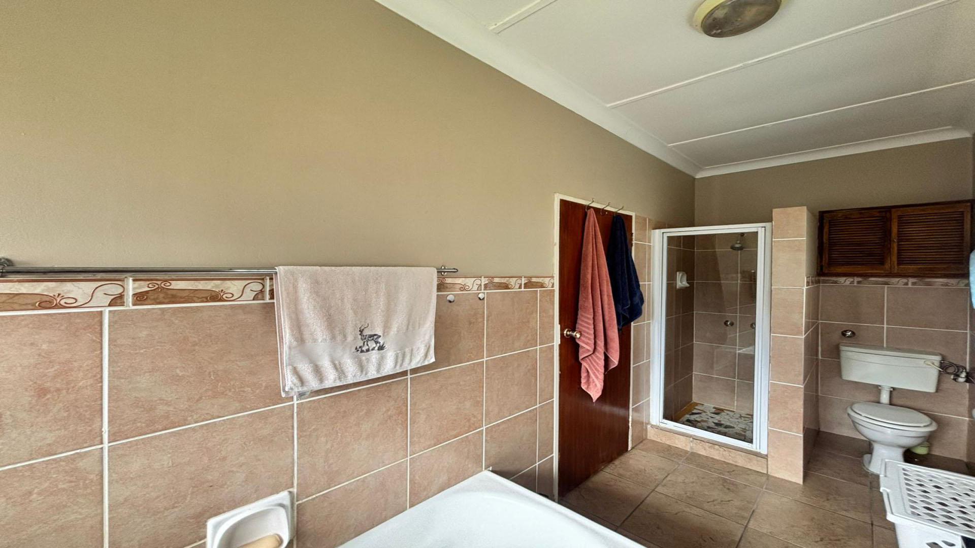 Main Bathroom of property in La Hoff