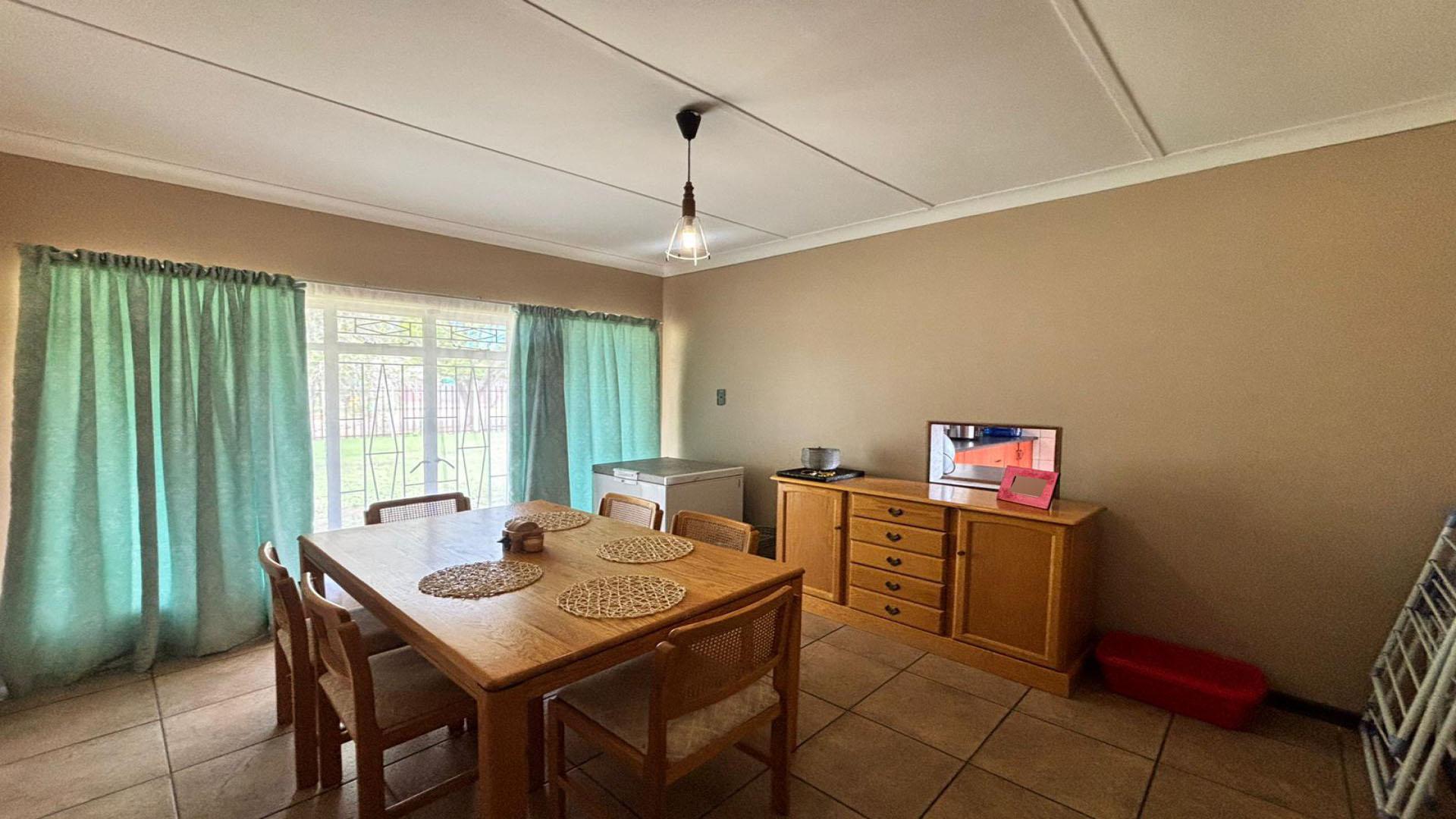 Dining Room of property in La Hoff