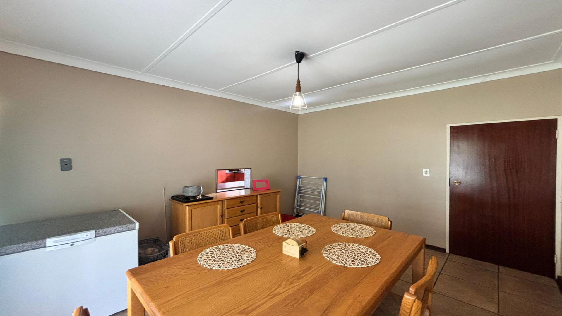 Dining Room of property in La Hoff