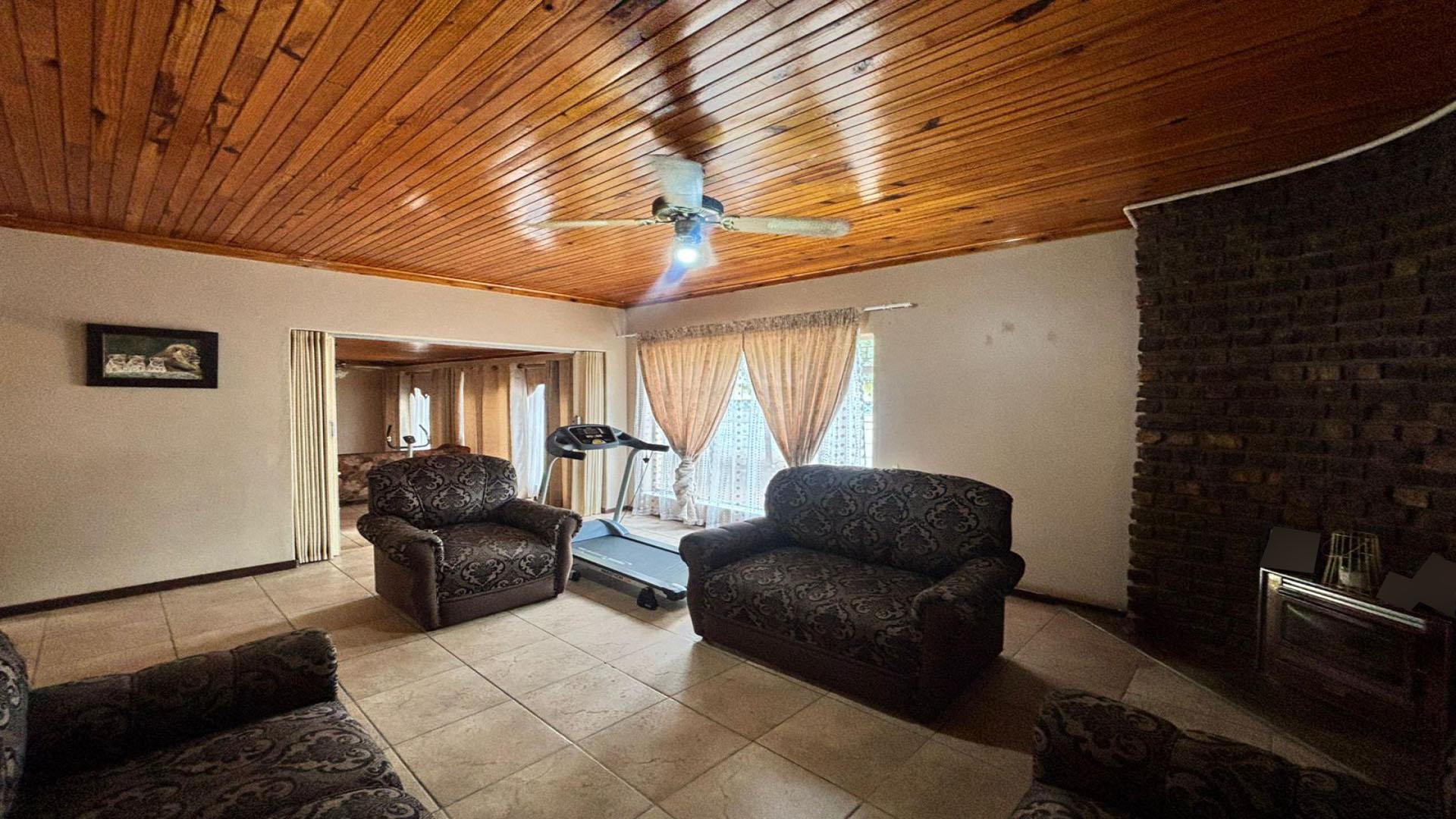 Lounges of property in La Hoff