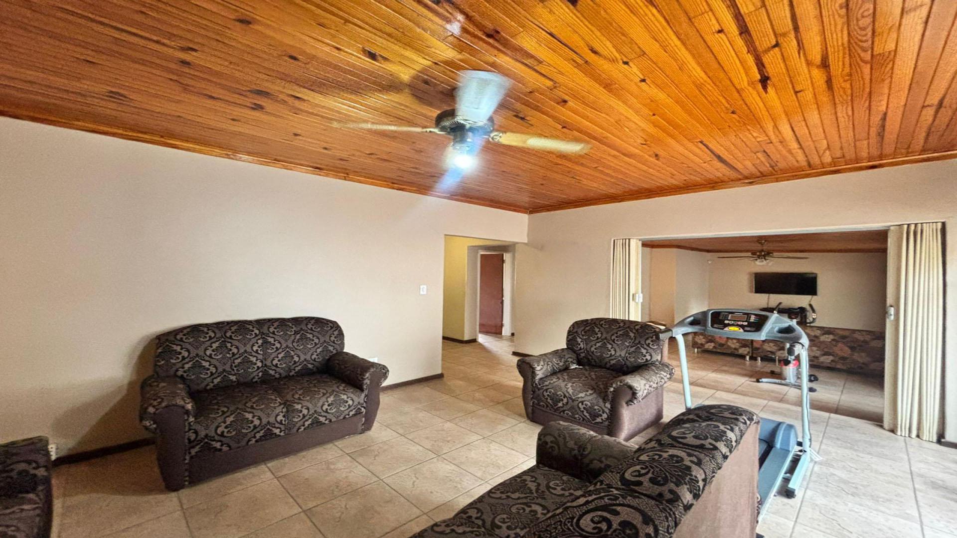 Lounges of property in La Hoff
