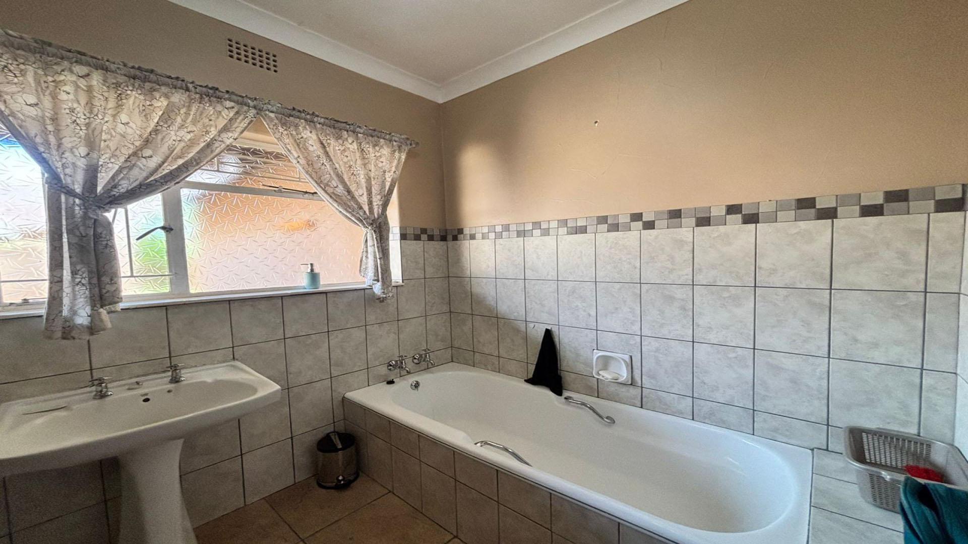 Bathroom 1 of property in La Hoff