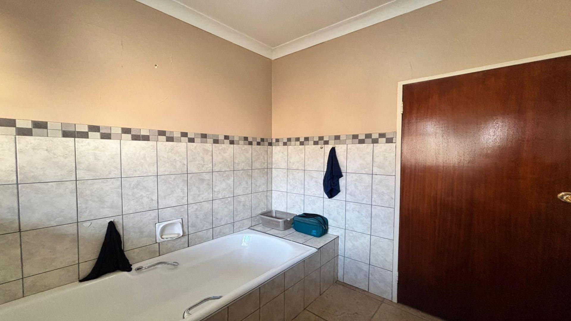 Bathroom 1 of property in La Hoff