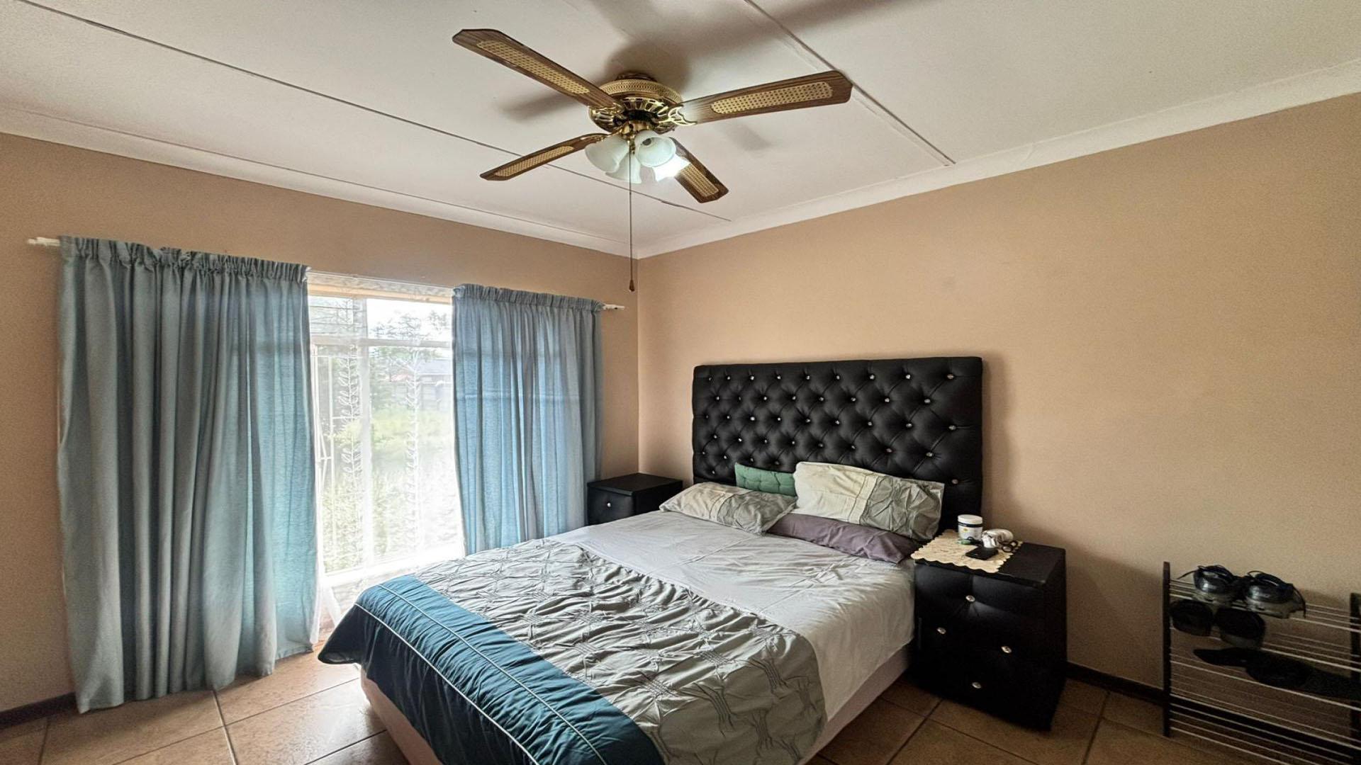 Bed Room 1 of property in La Hoff