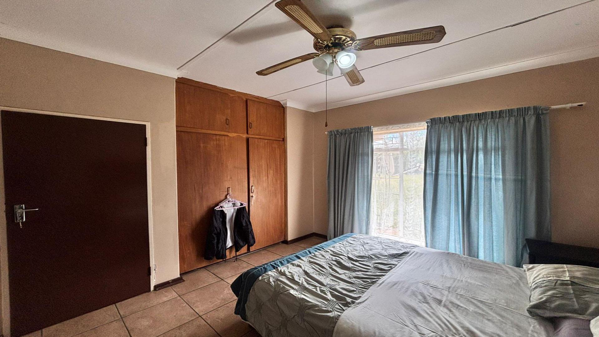 Bed Room 1 of property in La Hoff