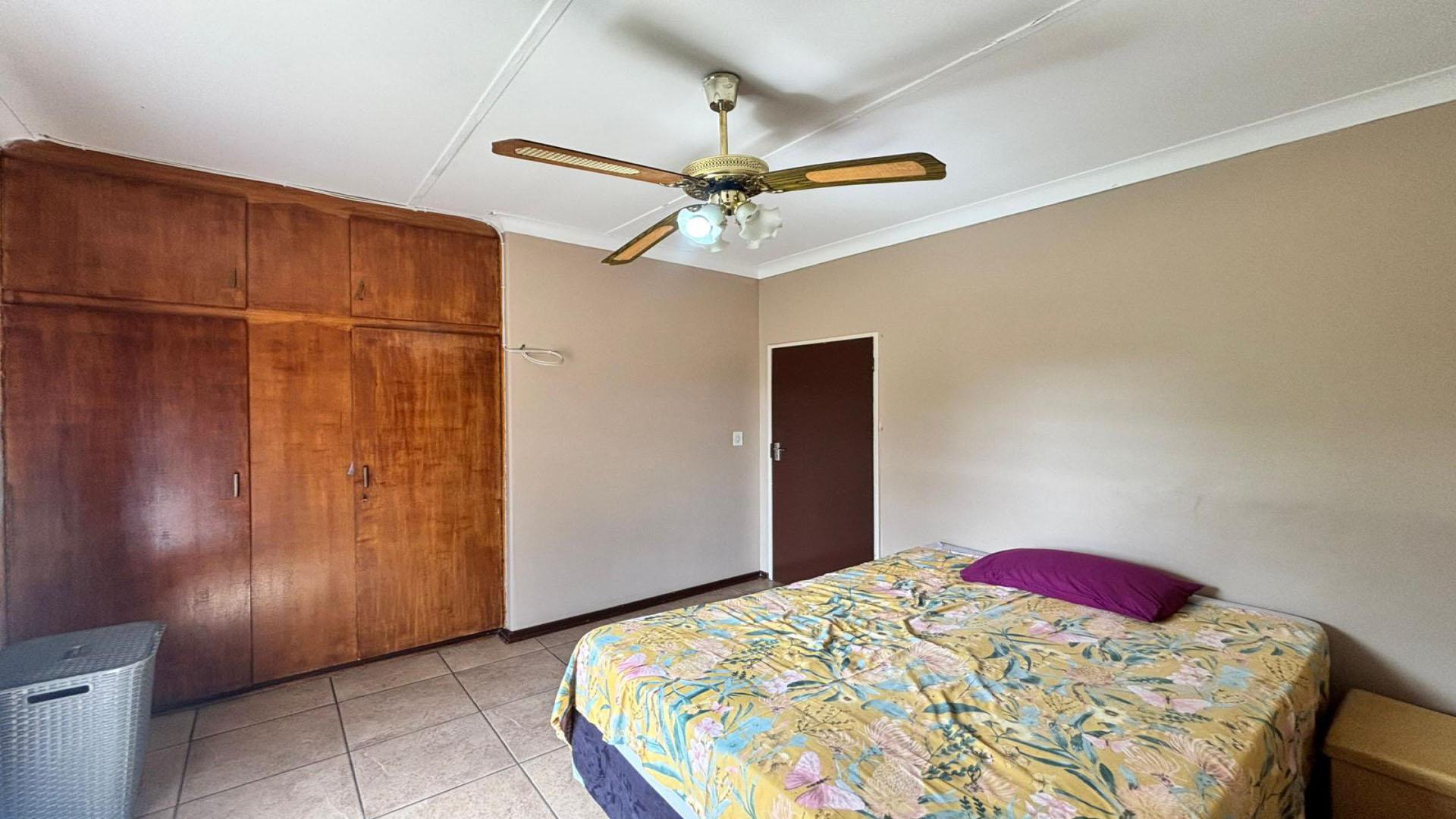 Bed Room 2 of property in La Hoff