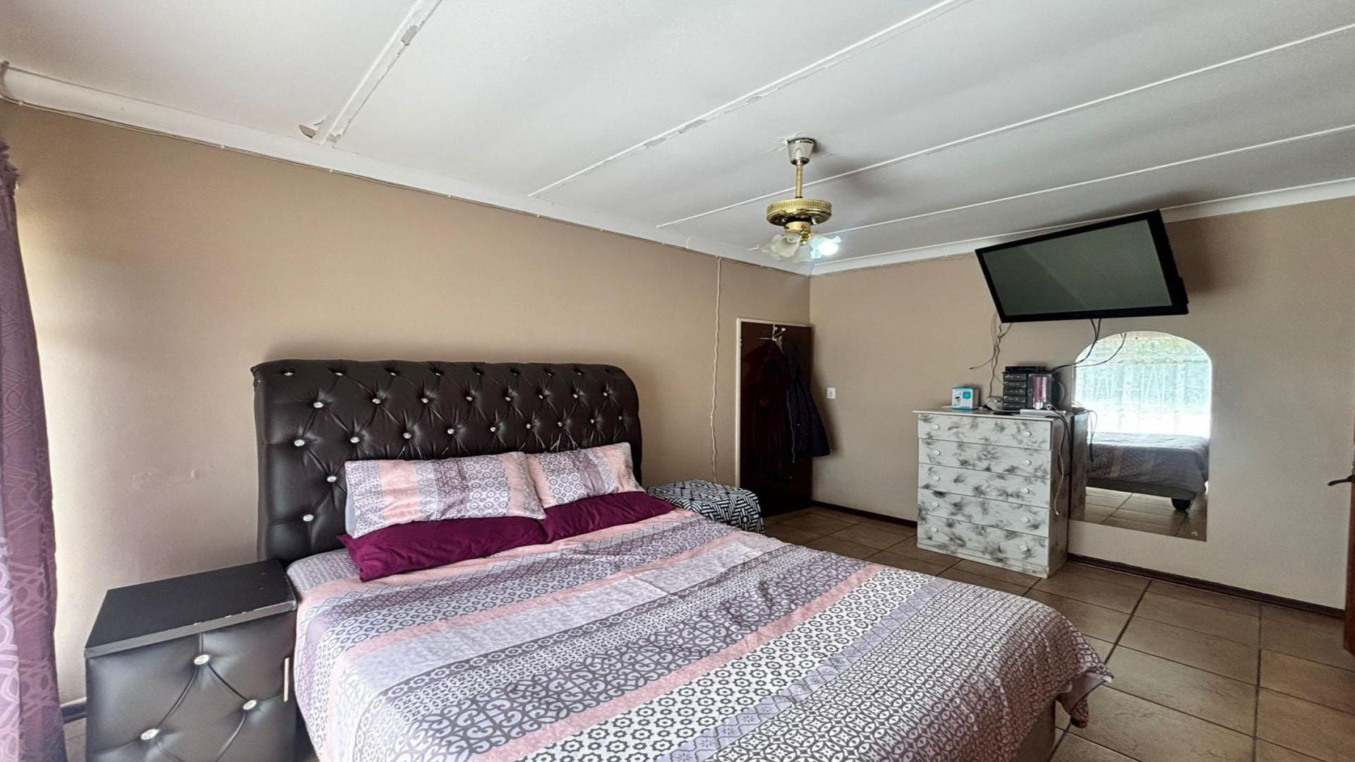 Main Bedroom of property in La Hoff
