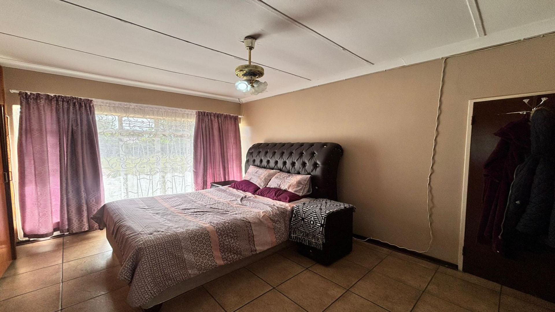 Main Bedroom of property in La Hoff