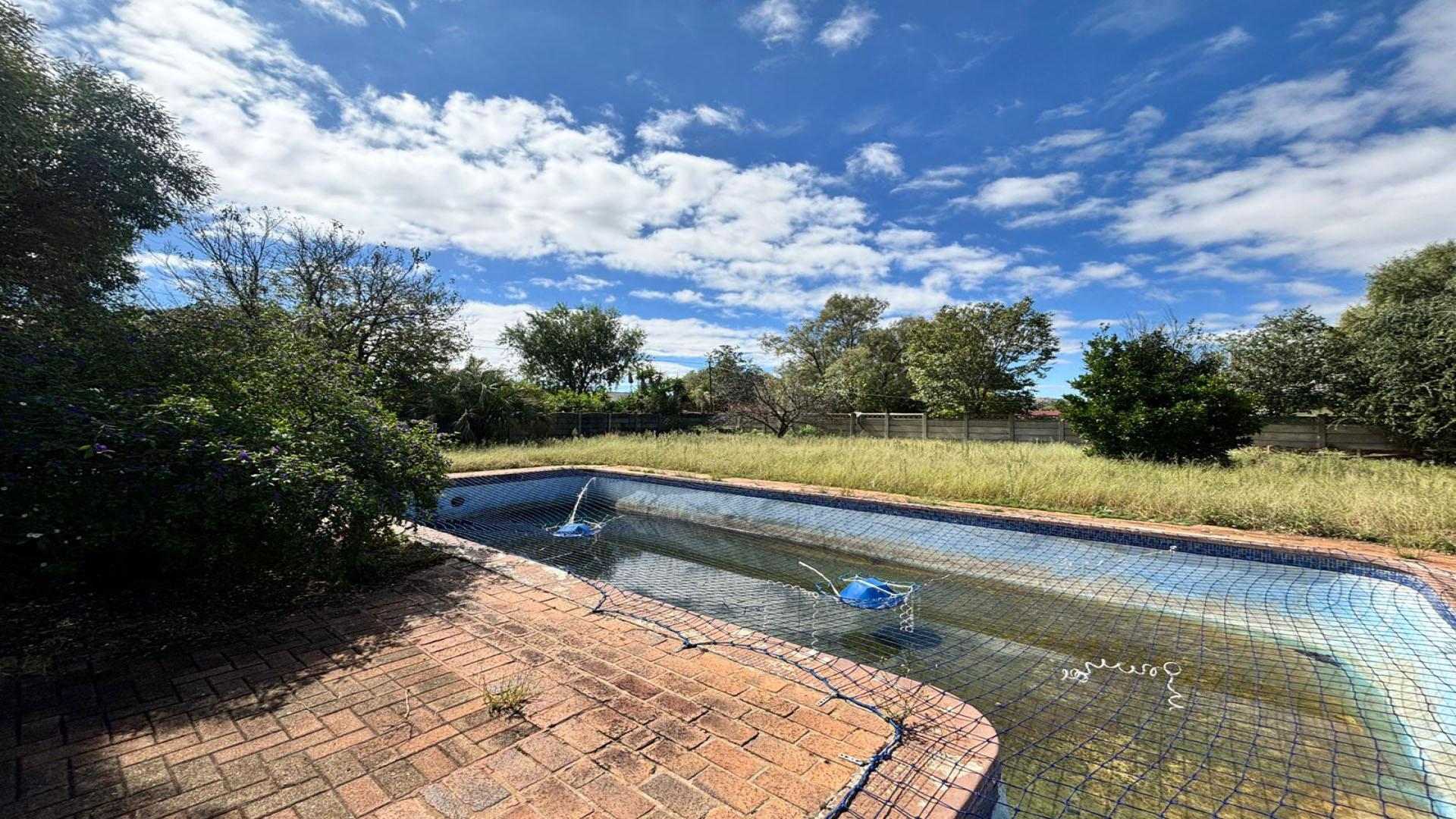 Swimming Pool of property in La Hoff