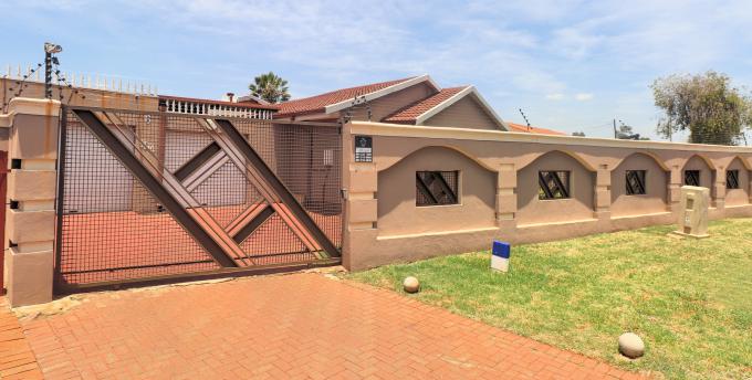 3 Bedroom House for Sale For Sale in Lenasia - MR662423