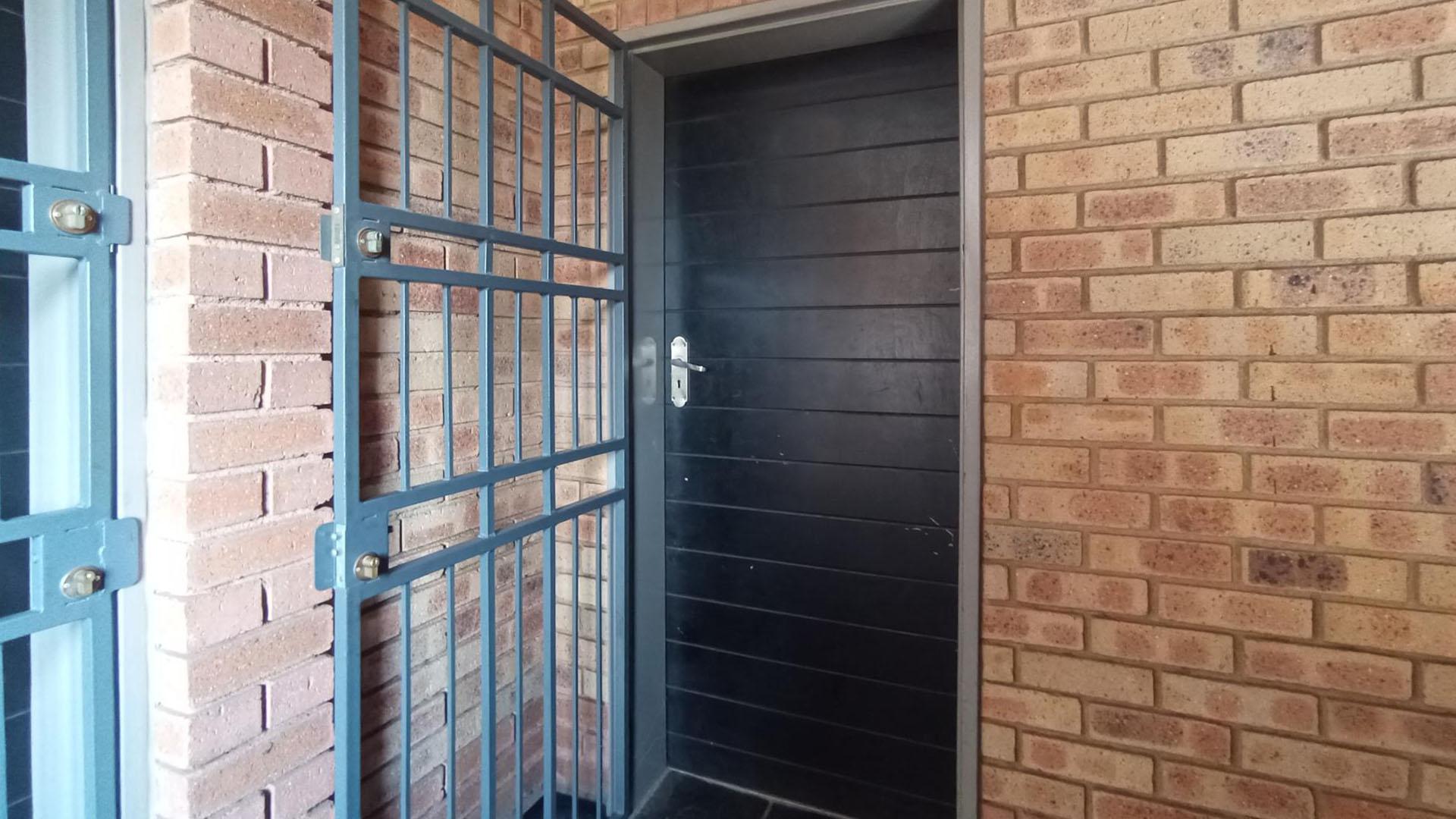 Front View of property in Heuweloord