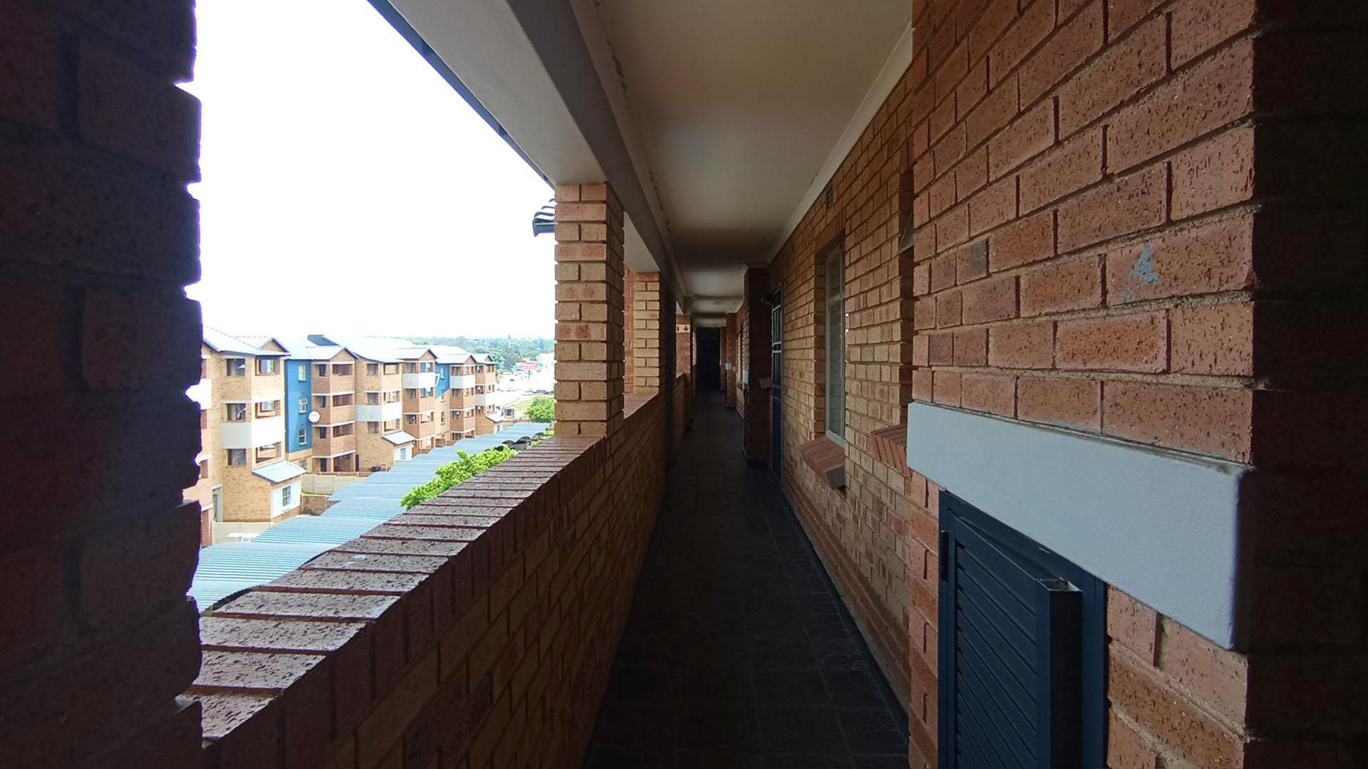 Front View of property in Heuweloord