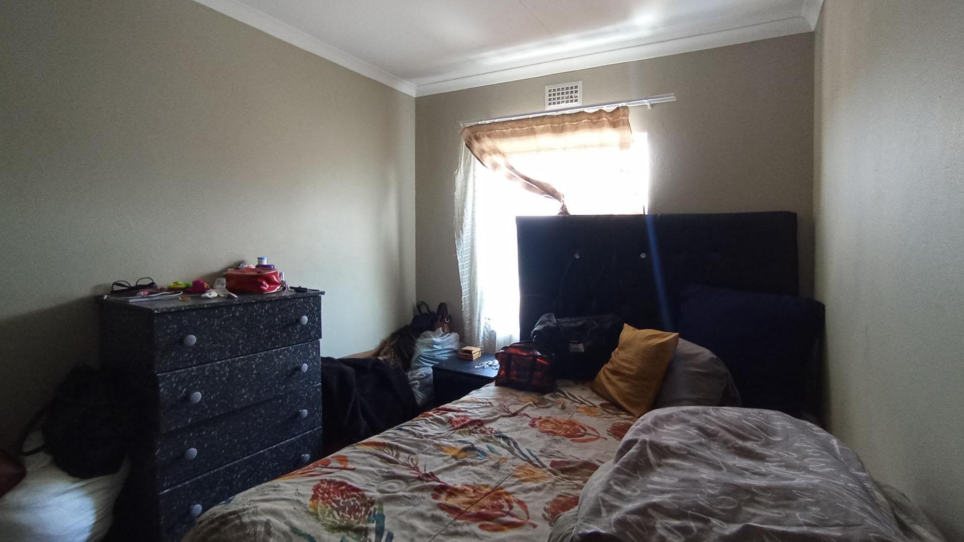 Bed Room 2 - 9 square meters of property in Heuweloord