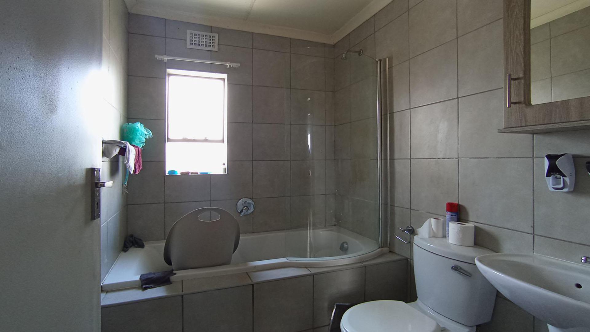 Bathroom 1 - 5 square meters of property in Heuweloord