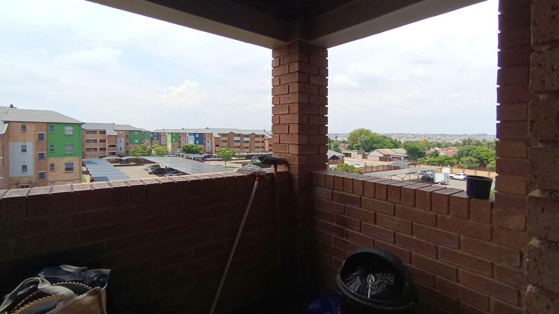 Balcony - 6 square meters of property in Heuweloord