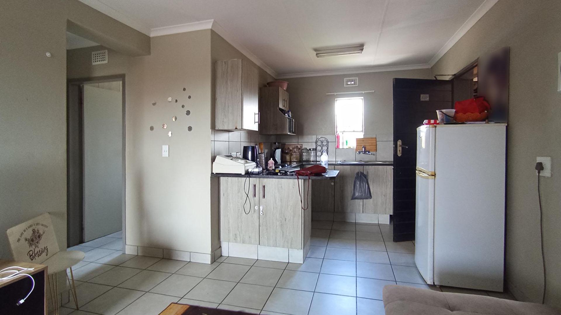 Lounges - 16 square meters of property in Heuweloord