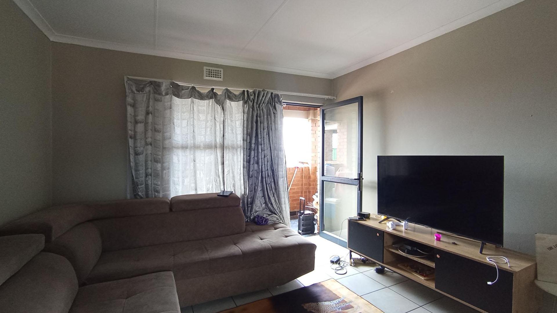 Lounges - 16 square meters of property in Heuweloord