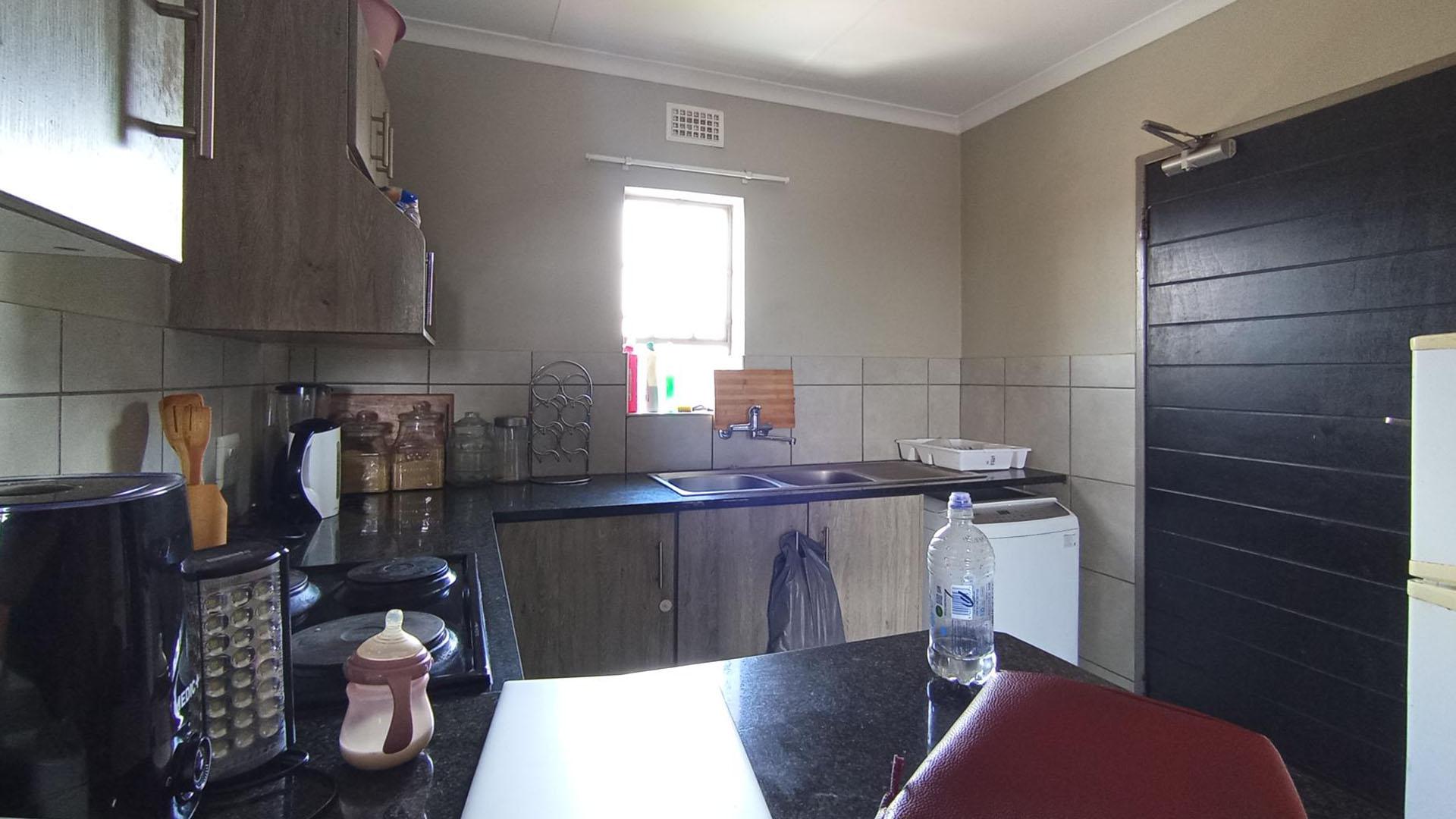 Kitchen - 7 square meters of property in Heuweloord