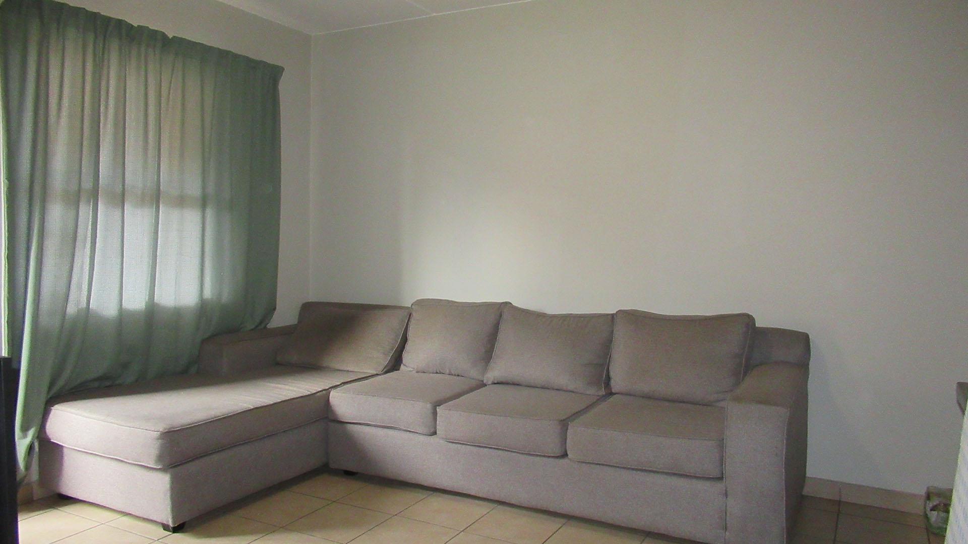 Lounges - 60 square meters of property in Alveda