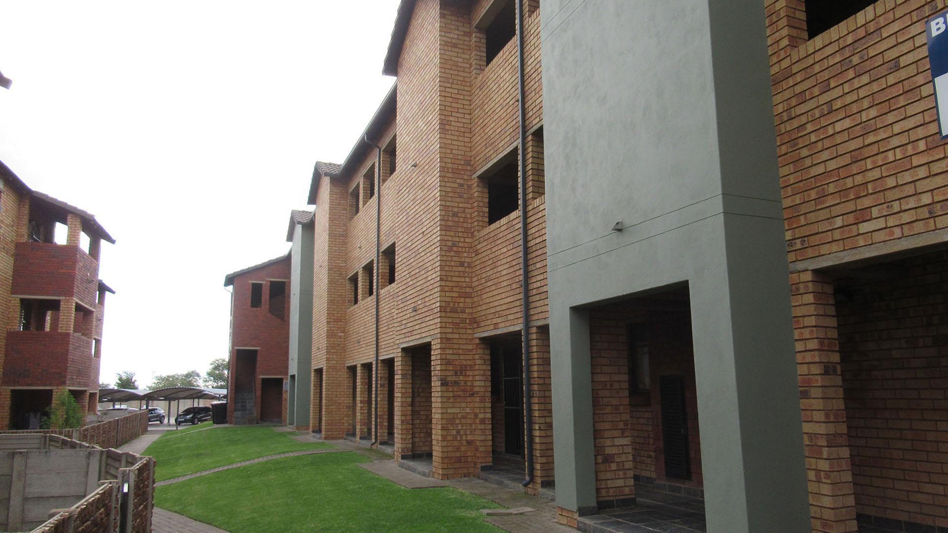 Front View of property in Alveda