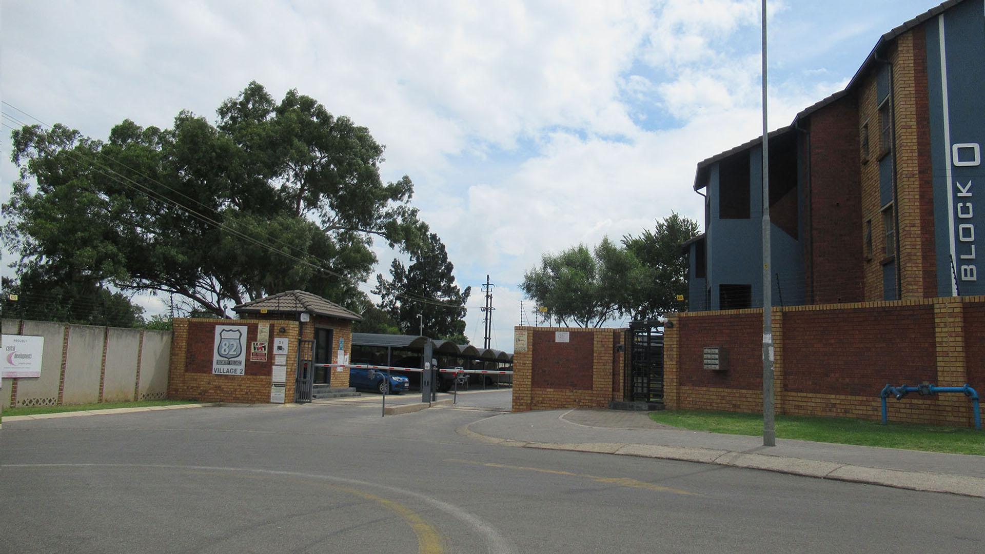 Front View of property in Alveda