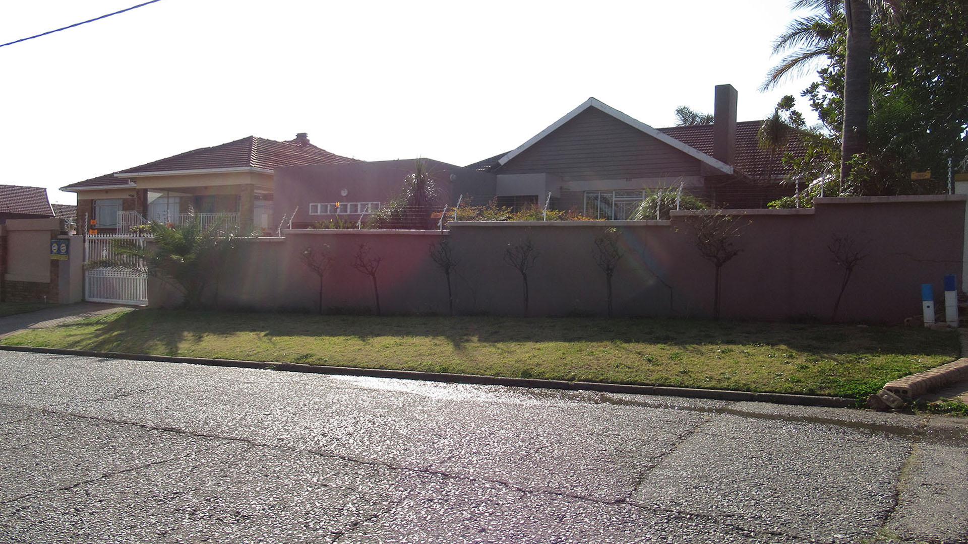 Front View of property in Linmeyer