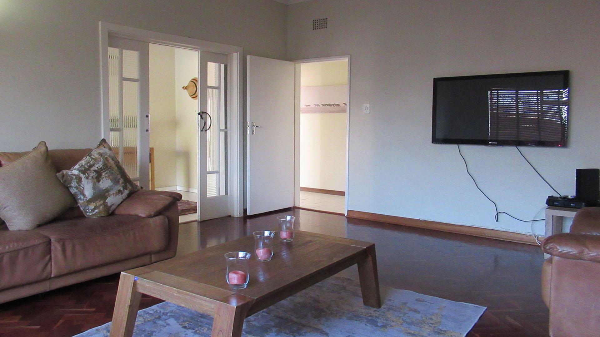 Lounges - 29 square meters of property in Linmeyer