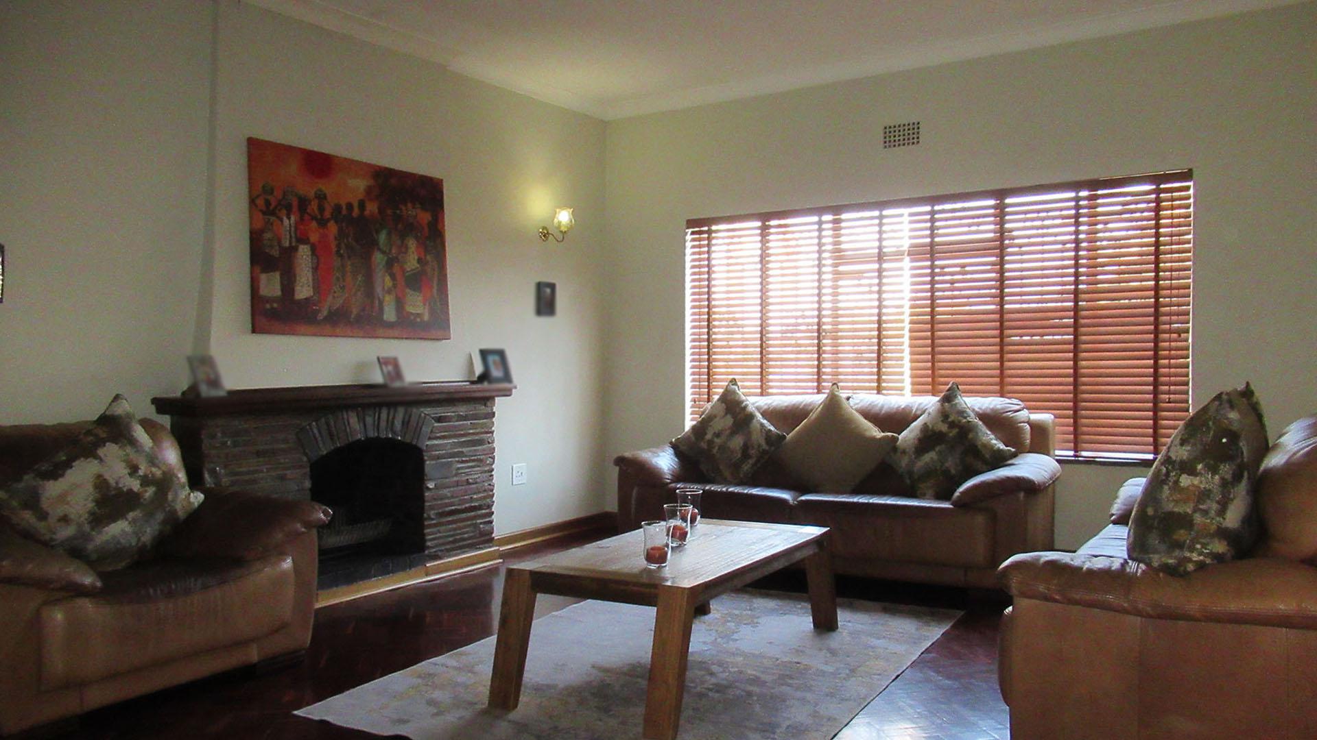 Lounges - 29 square meters of property in Linmeyer