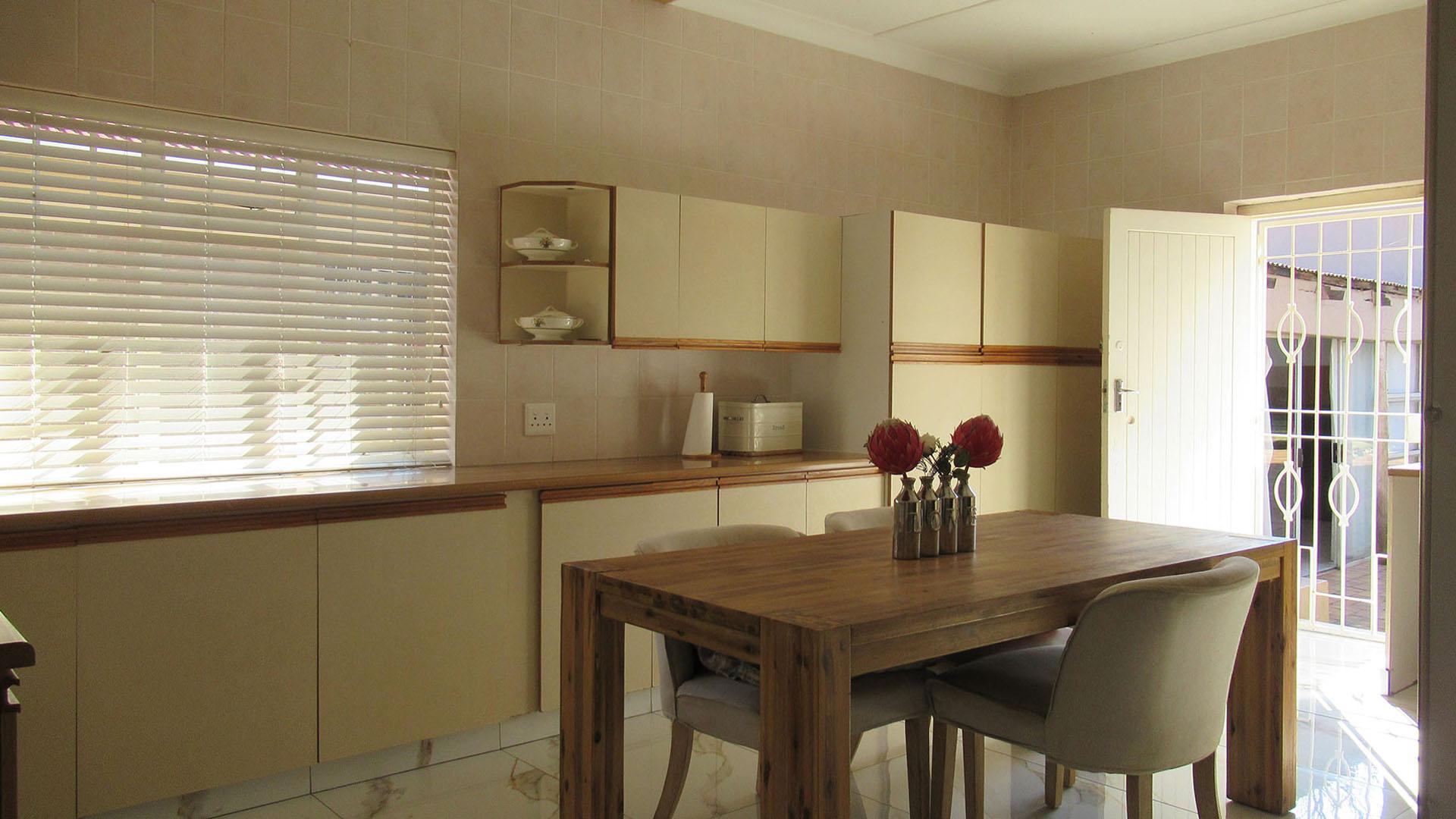 Kitchen - 25 square meters of property in Linmeyer