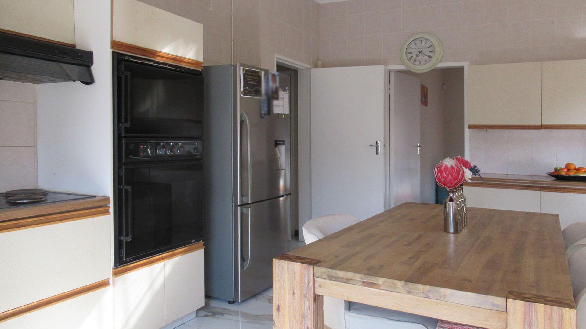 Kitchen - 25 square meters of property in Linmeyer