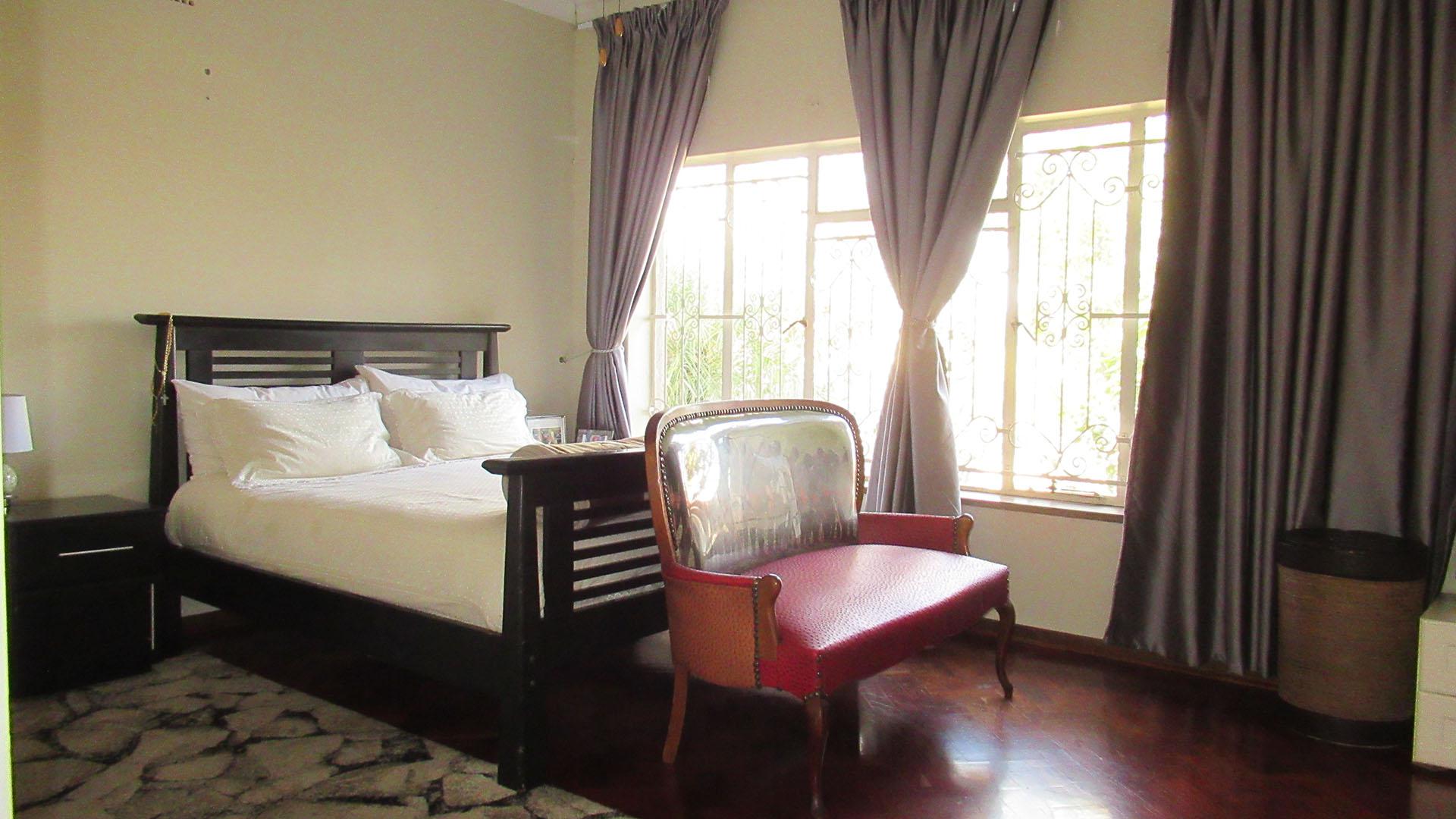 Main Bedroom - 25 square meters of property in Linmeyer