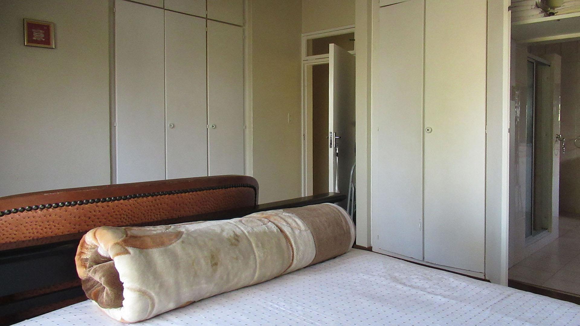 Main Bedroom - 25 square meters of property in Linmeyer