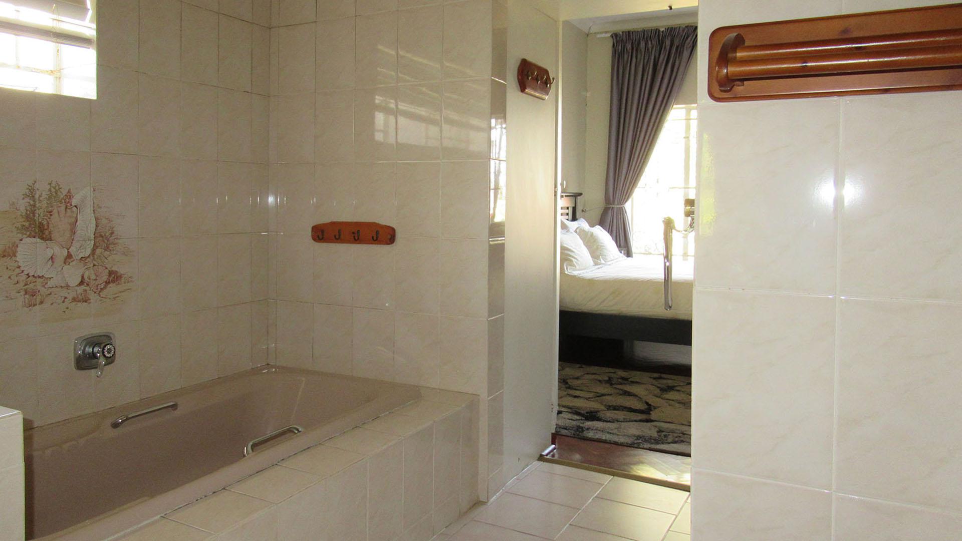 Main Bathroom - 11 square meters of property in Linmeyer