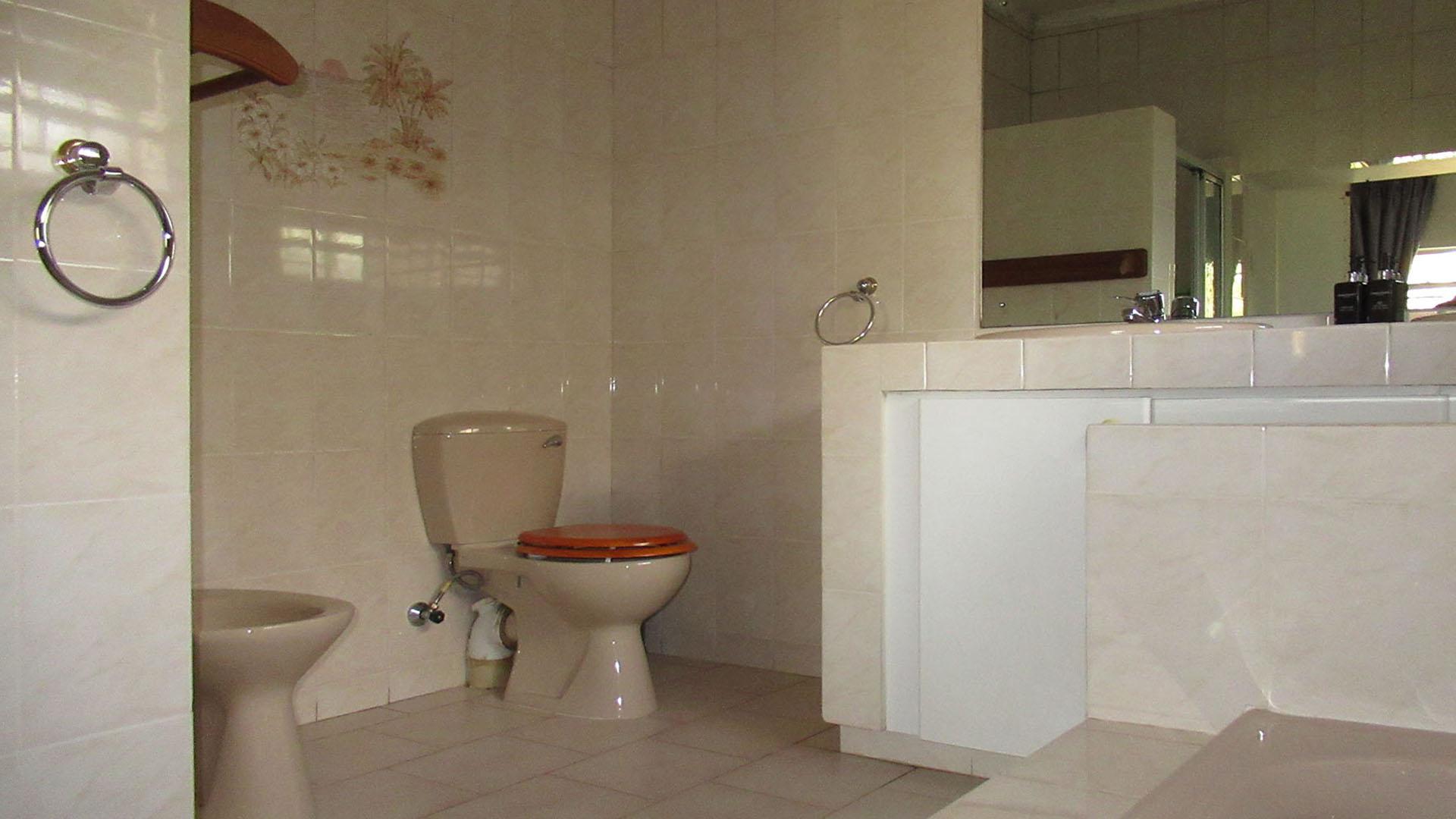 Main Bathroom - 11 square meters of property in Linmeyer